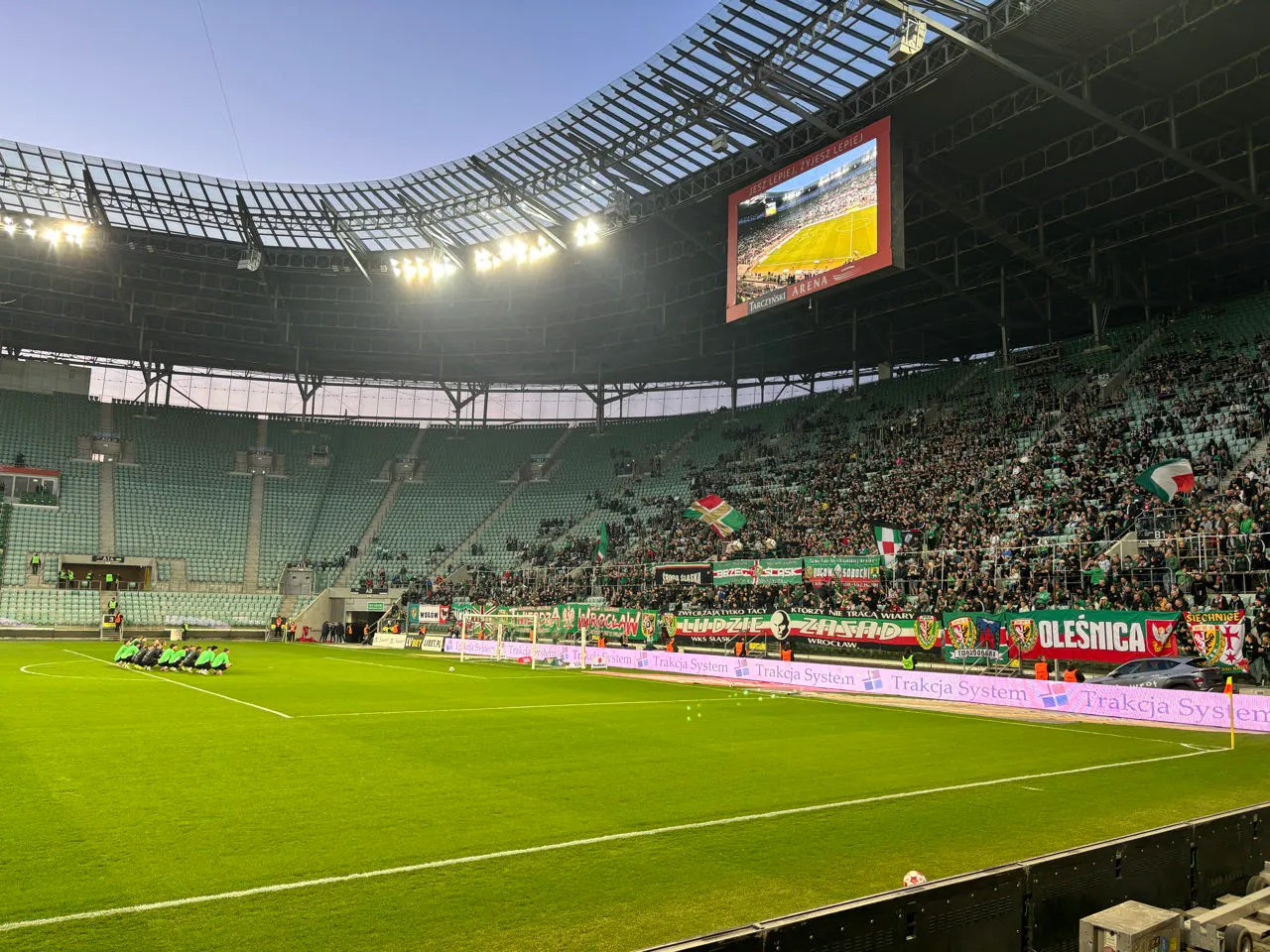 Het groene veld en de tribunes in het voetbalstadion van Wroclaw