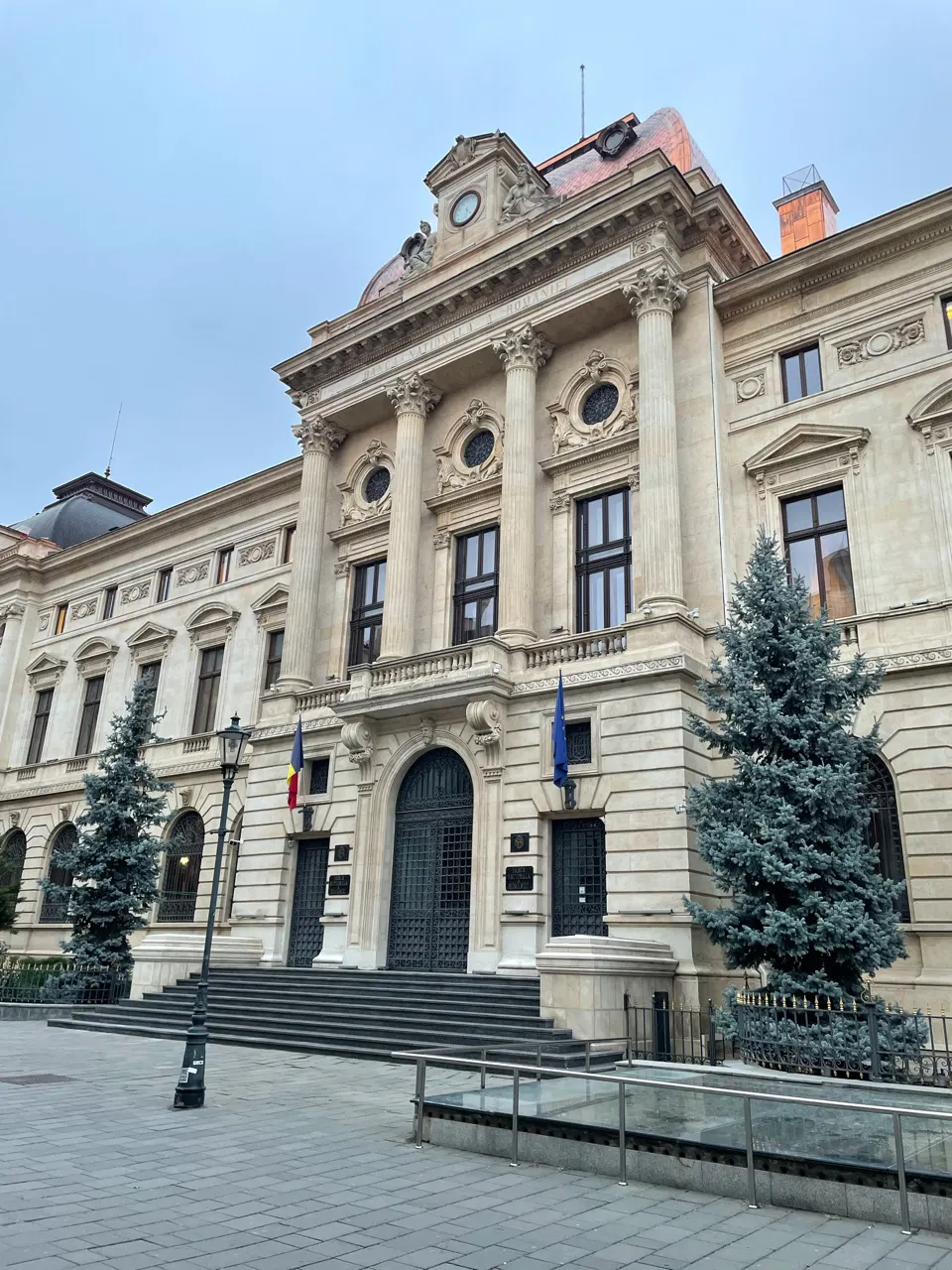 Het imposante gebouw van de nationale bank van Roemenië in Boekarest