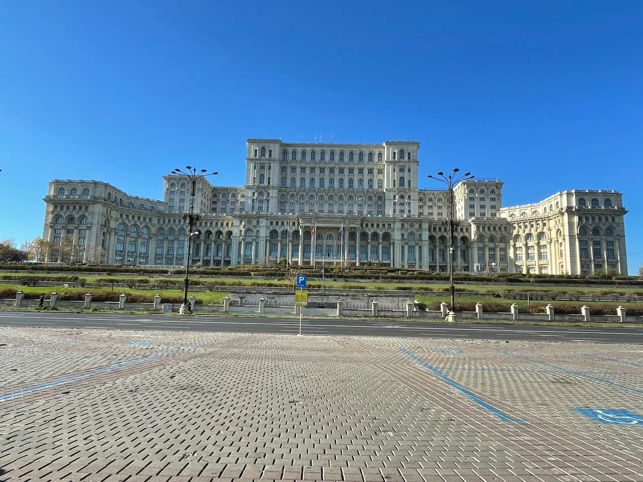 Het immense Paleis van het Parlement in Boekarest onder een blauwe hemel