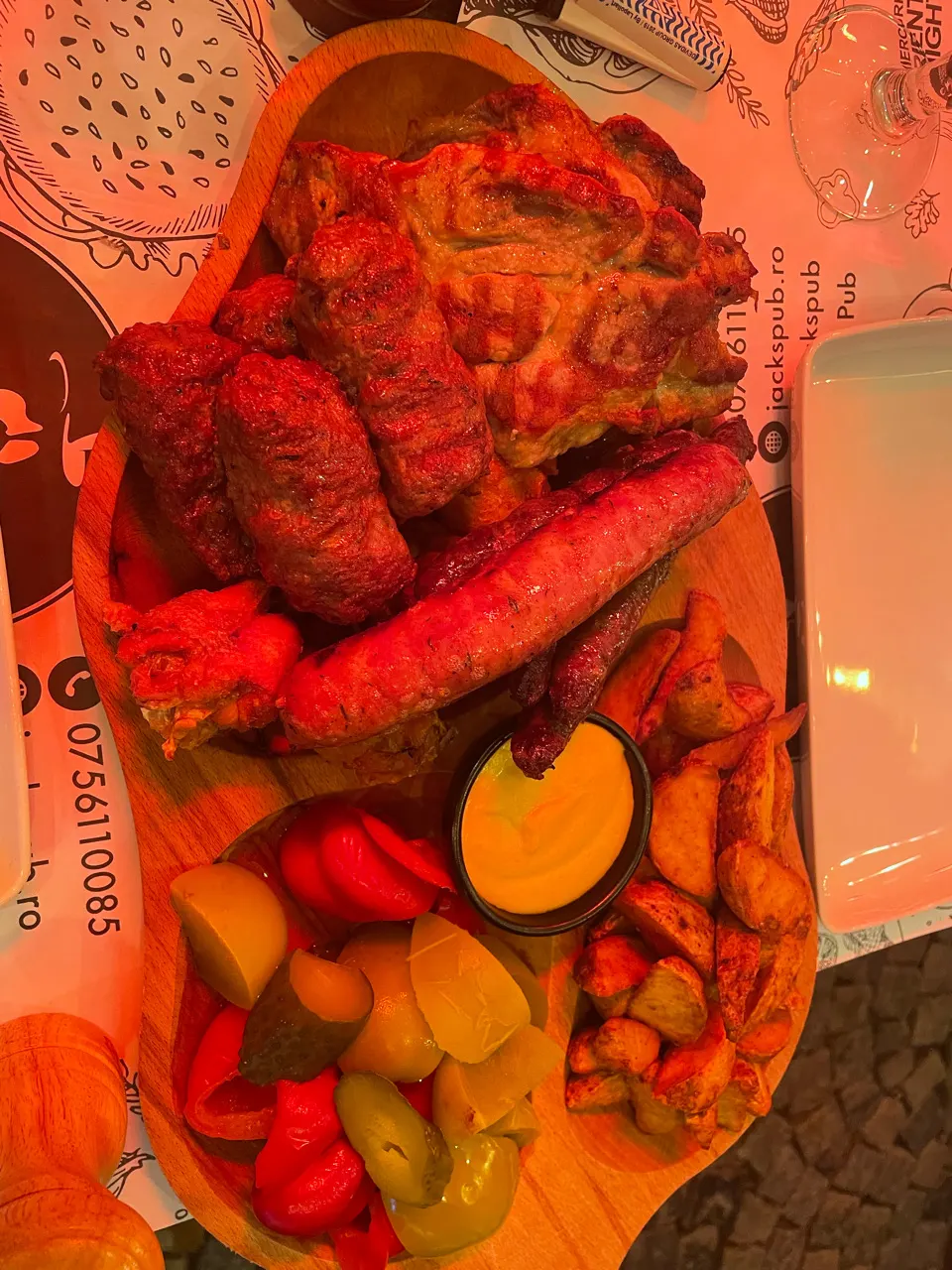 Een gemengd Roemeens grillbord met vlees, worst en groente