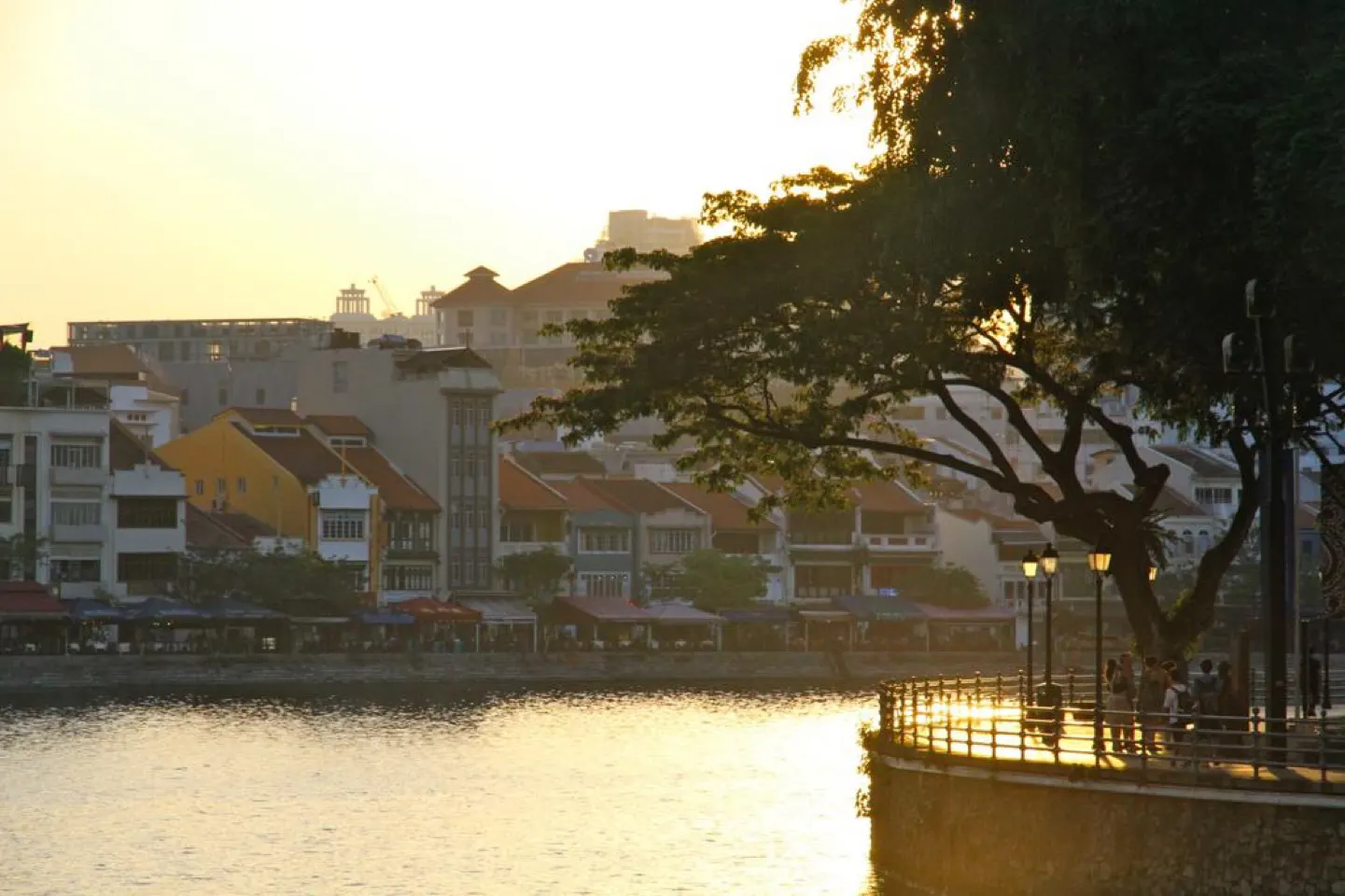 De oude shophouses langs Boat Quay aan de Singapore River in het gouden avondlicht