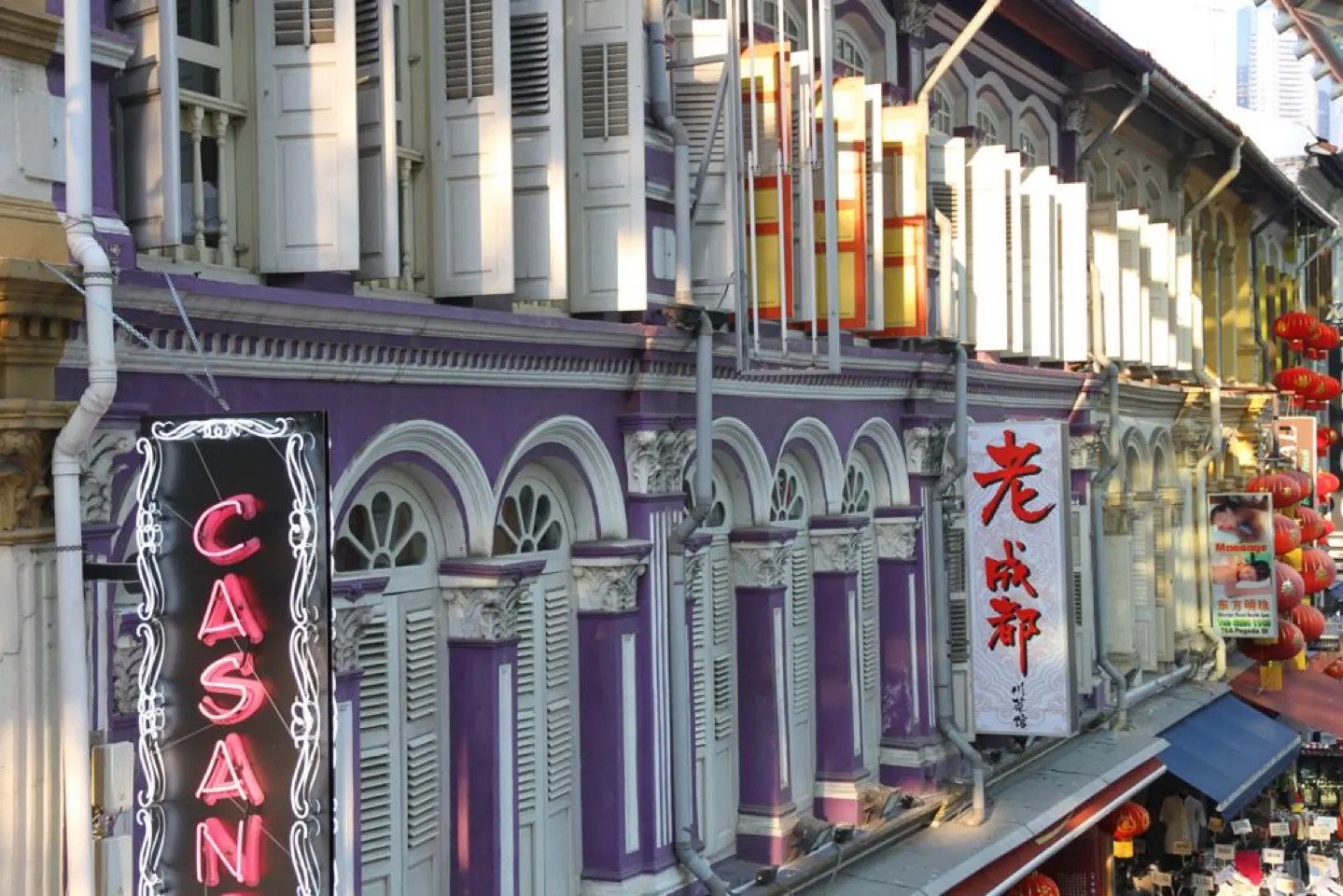 Kleurrijke koloniale shophouses in Chinatown in Singapore