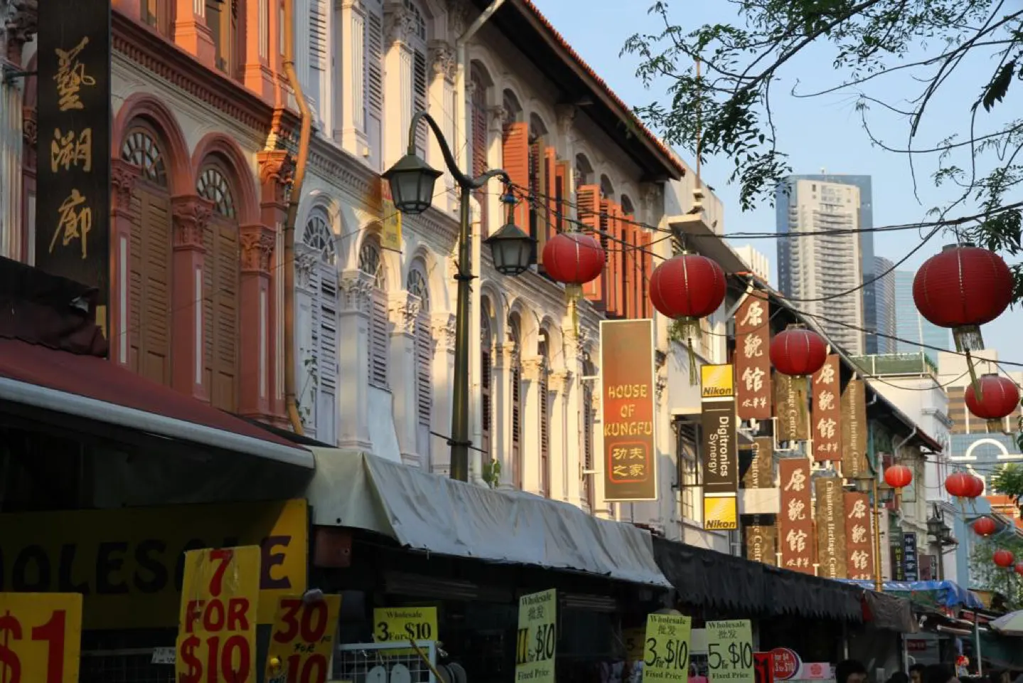Straat in Chinatown Singapore versierd met rode lampionnen