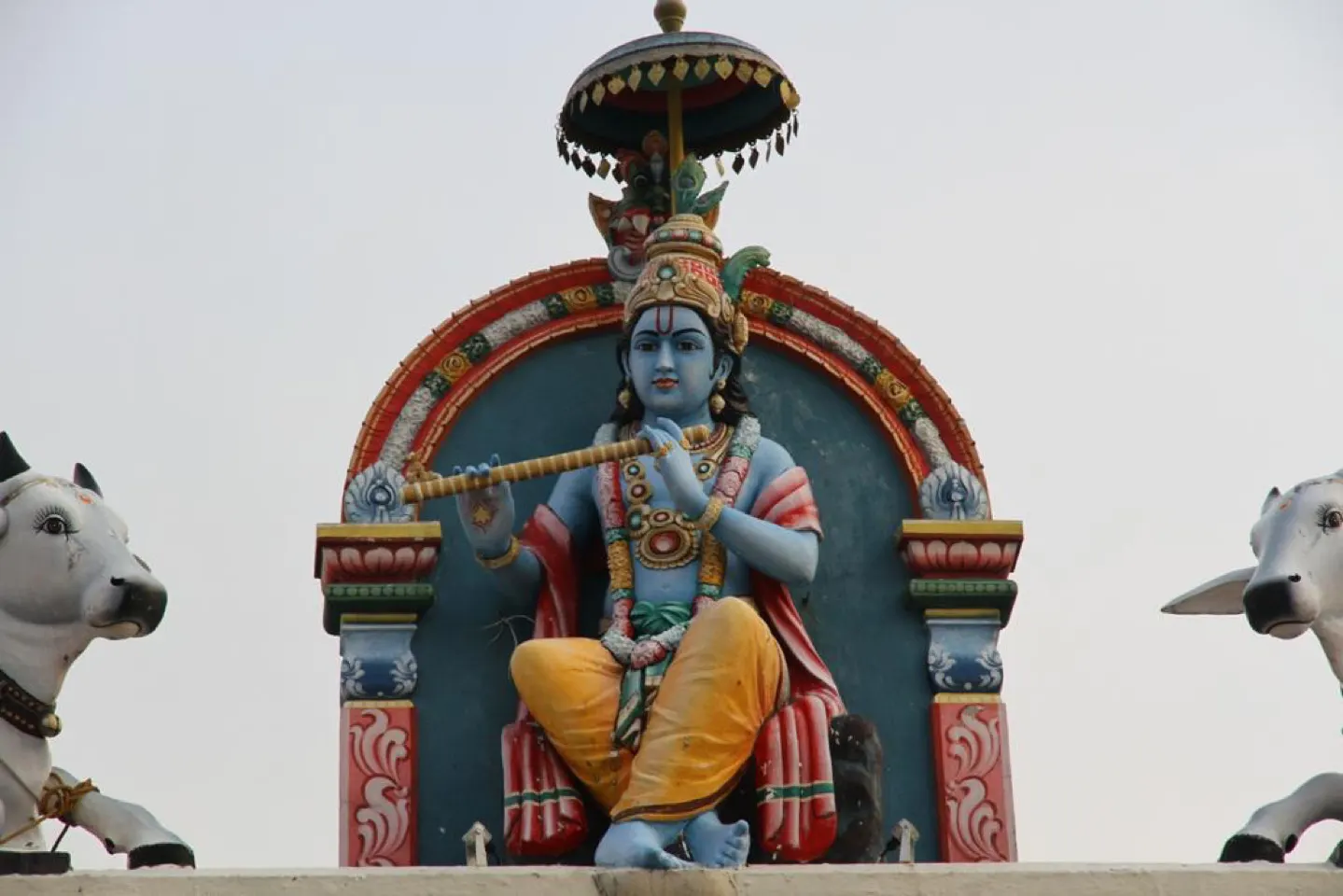 Beeld van een hindoegod met een koe op een tempel in Singapore