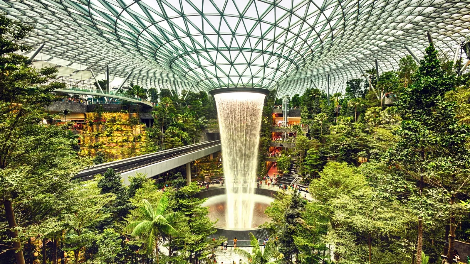 De grote binnenwaterval van Jewel op Changi Airport in Singapore