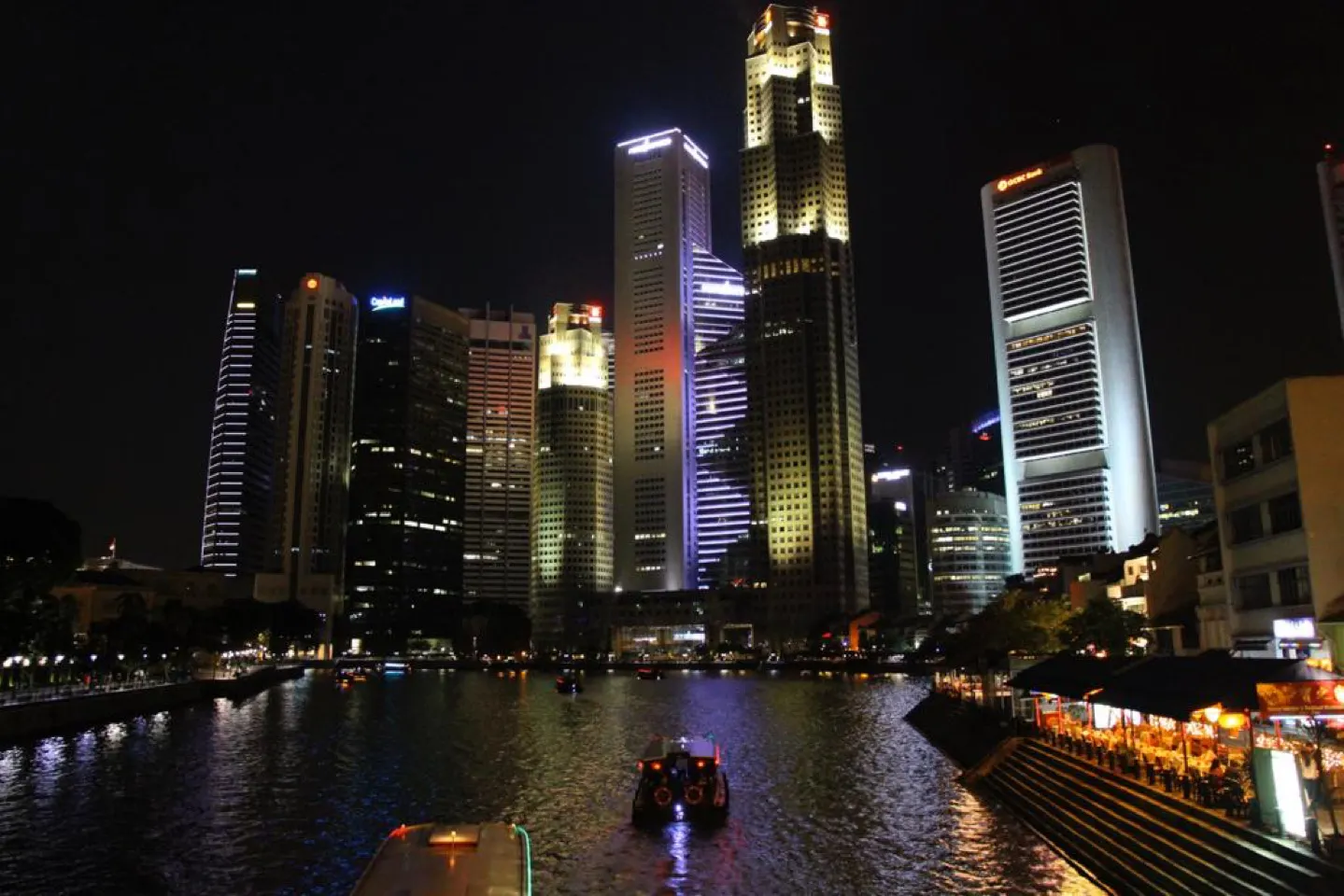 De verlichte skyline van Singapore boven de Marina Bay in de avond