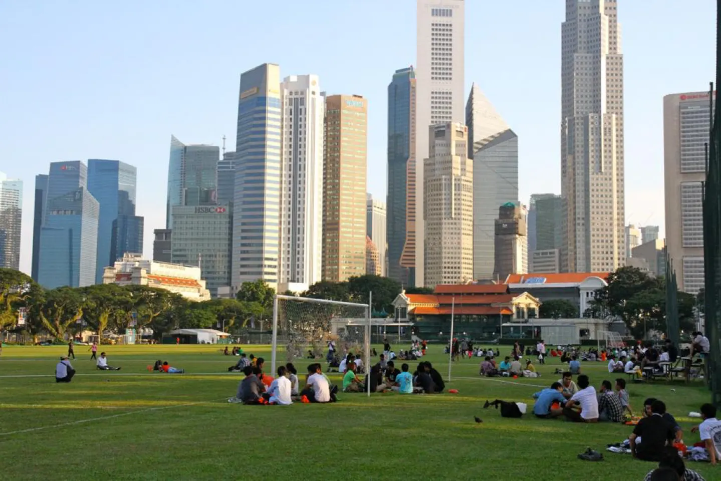 De skyline van het financiele centrum van Singapore gezien vanaf het grasveld van de Padang
