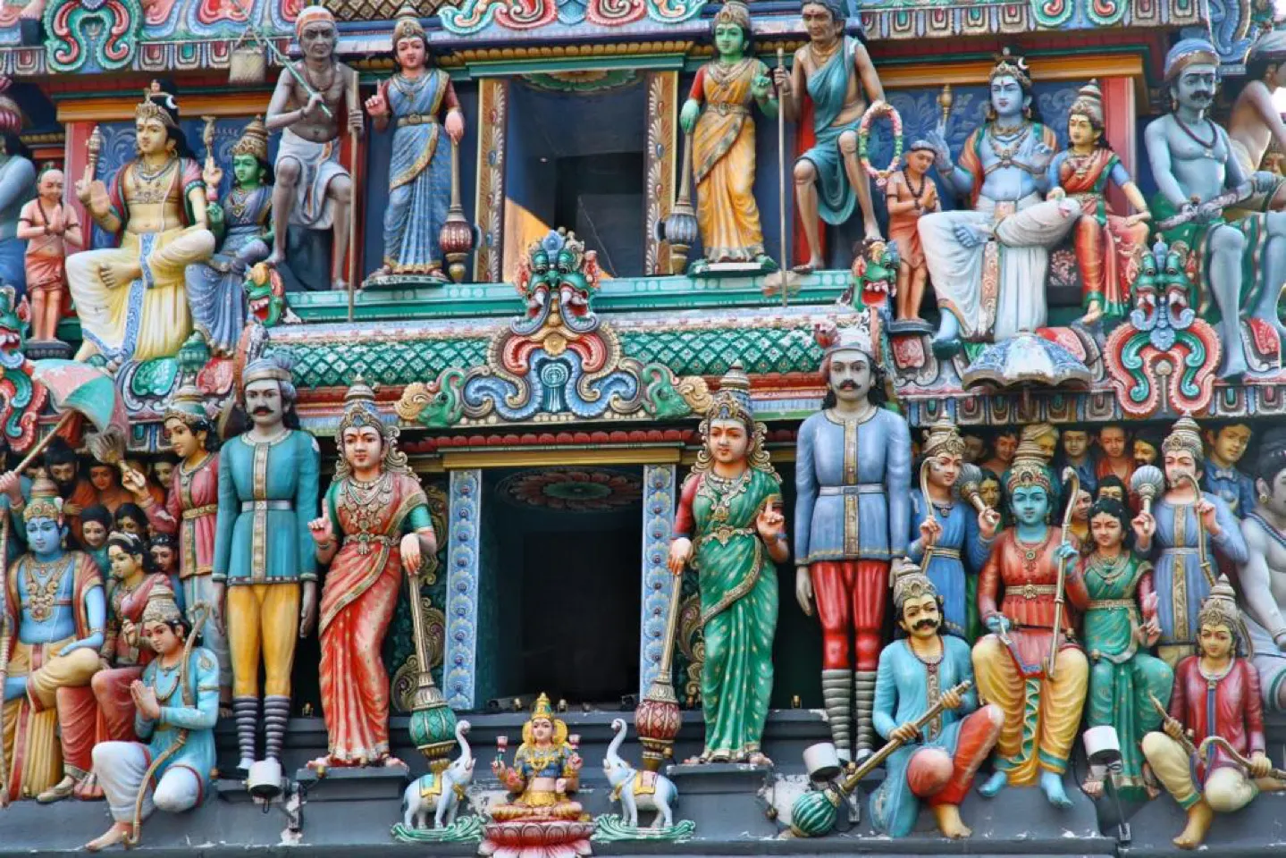 De kleurrijke gopuram met hindoegoden van een tempel in Singapore