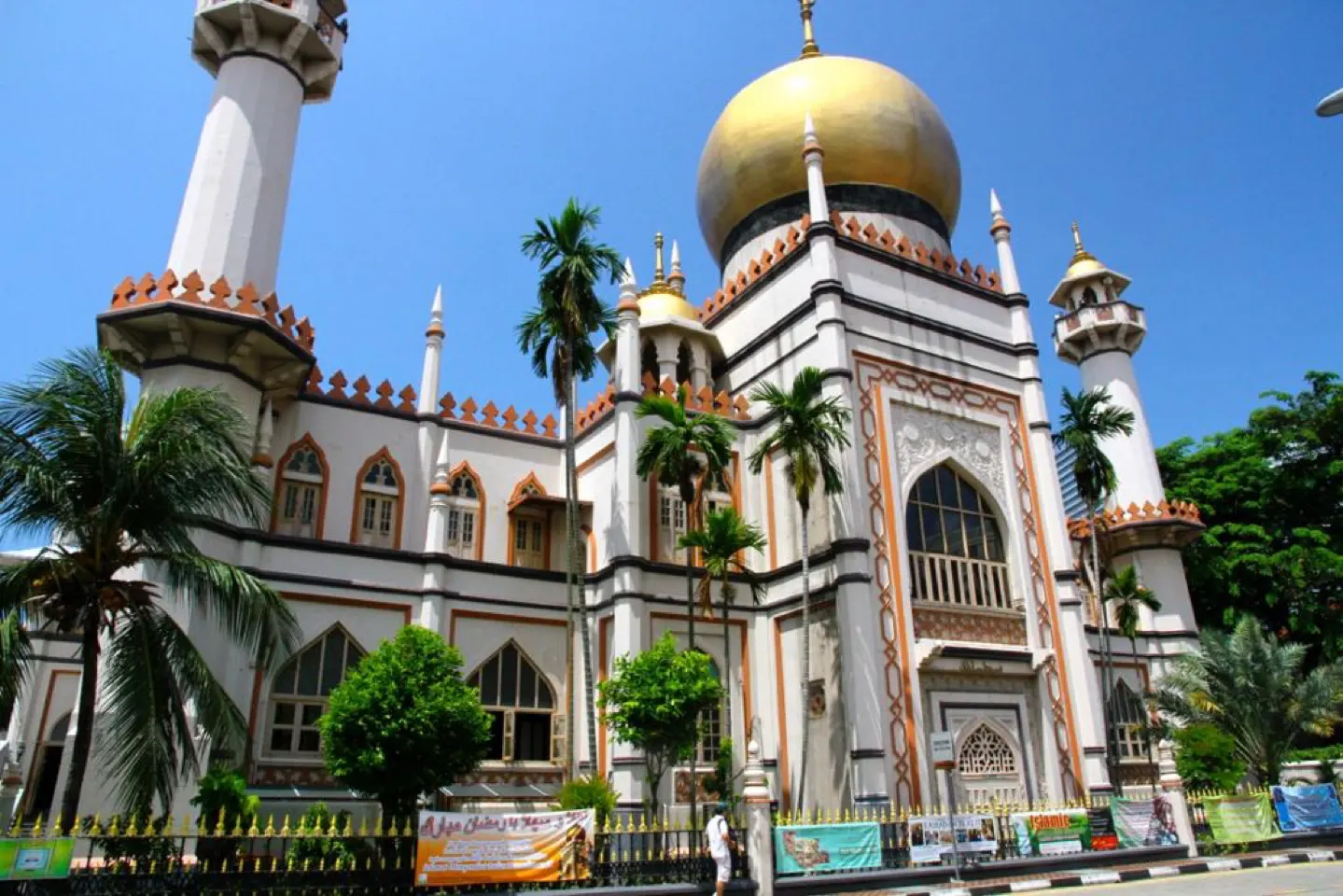 De gouden koepel van de Sultan-moskee in Kampong Glam in Singapore