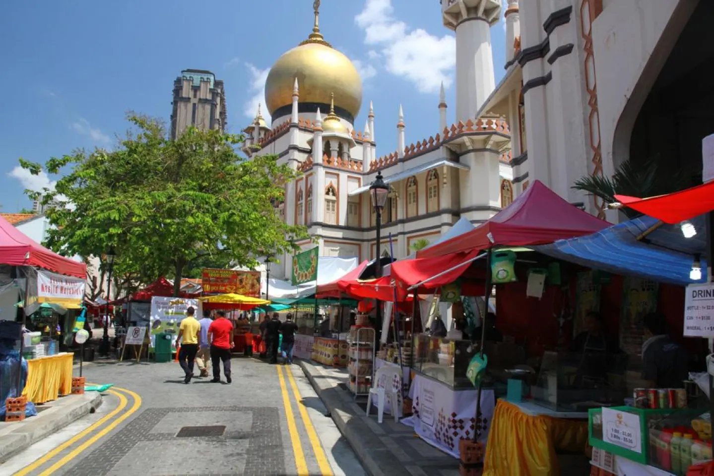 Straat met marktkraampjes voor de Sultan-moskee in Kampong Glam