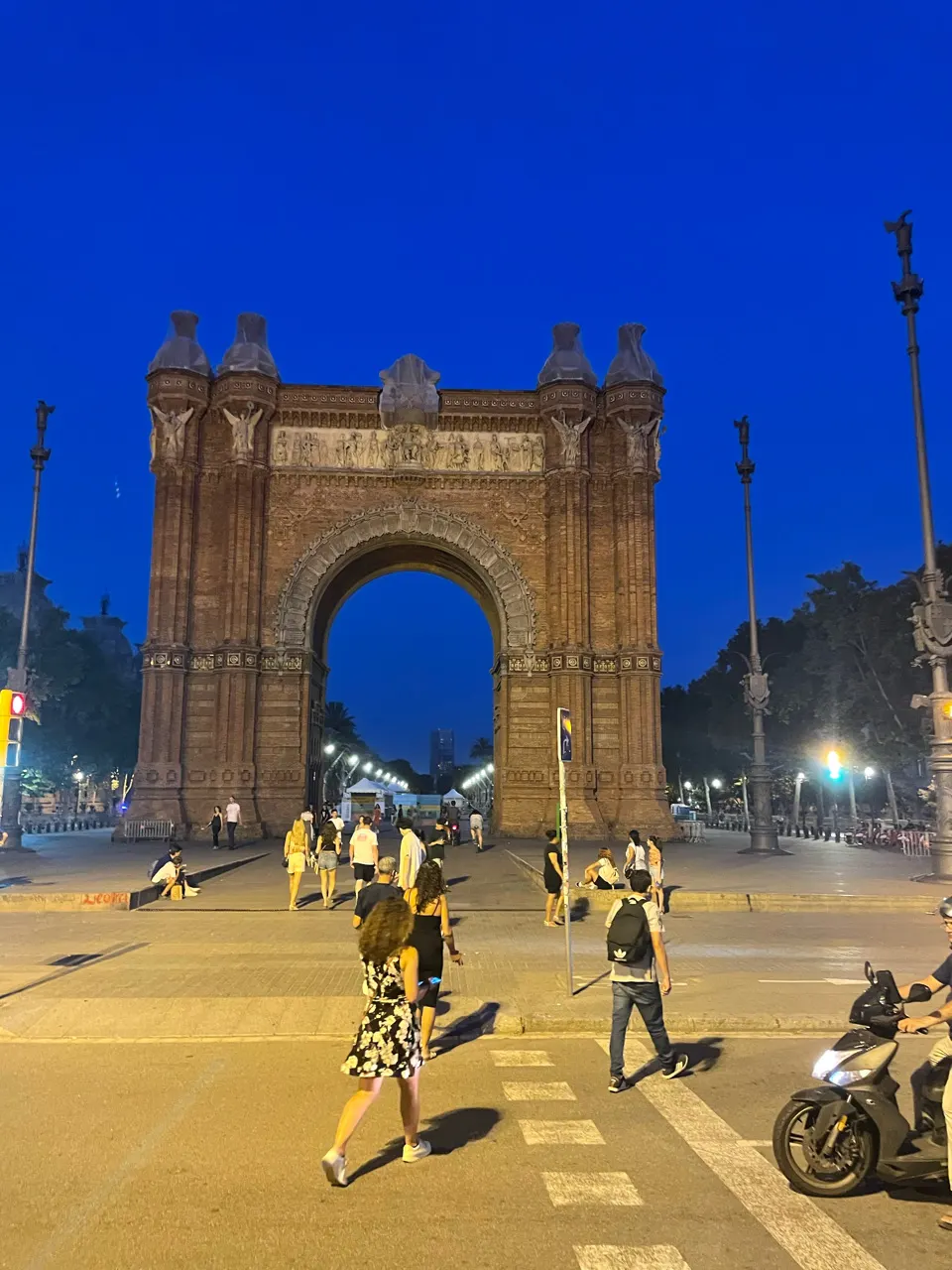 De verlichte Arc de Triomf in Barcelona in de avond