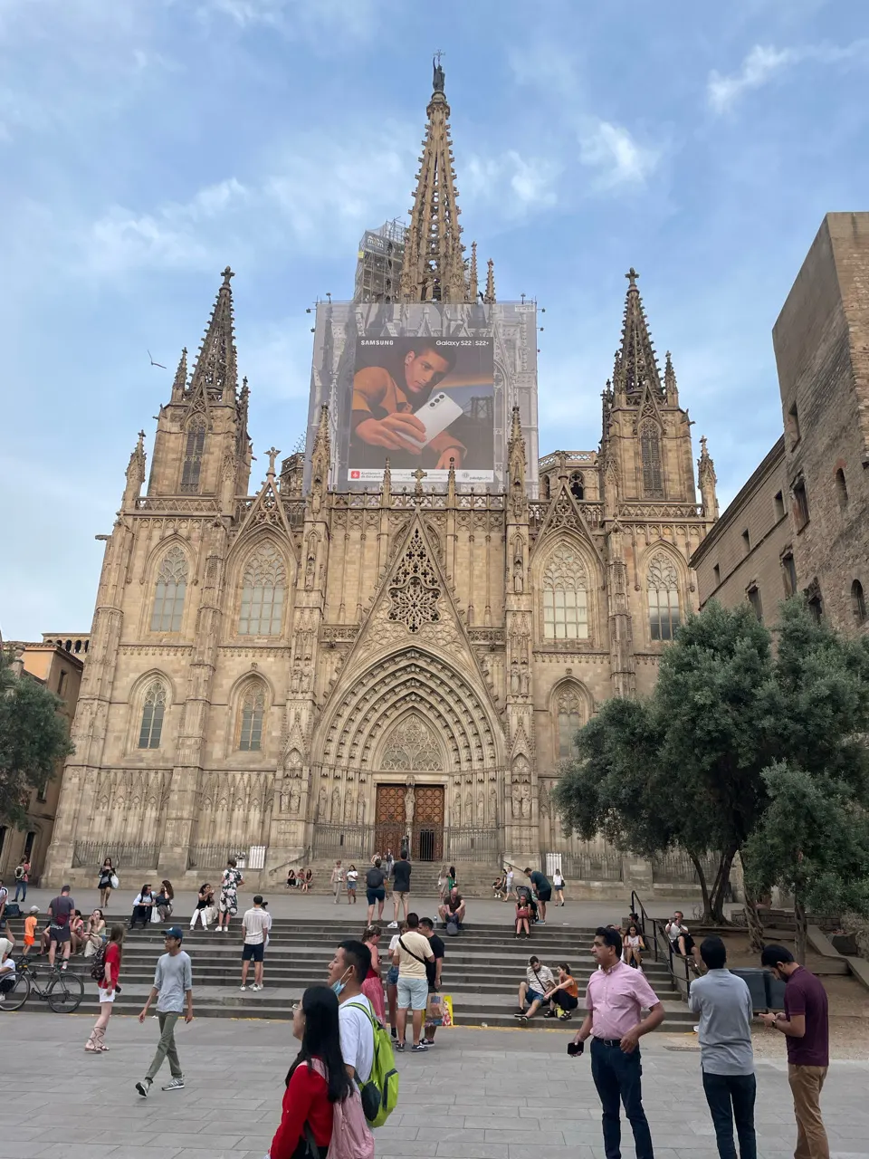 De gotische kathedraal van Barcelona met mensen op het plein ervoor