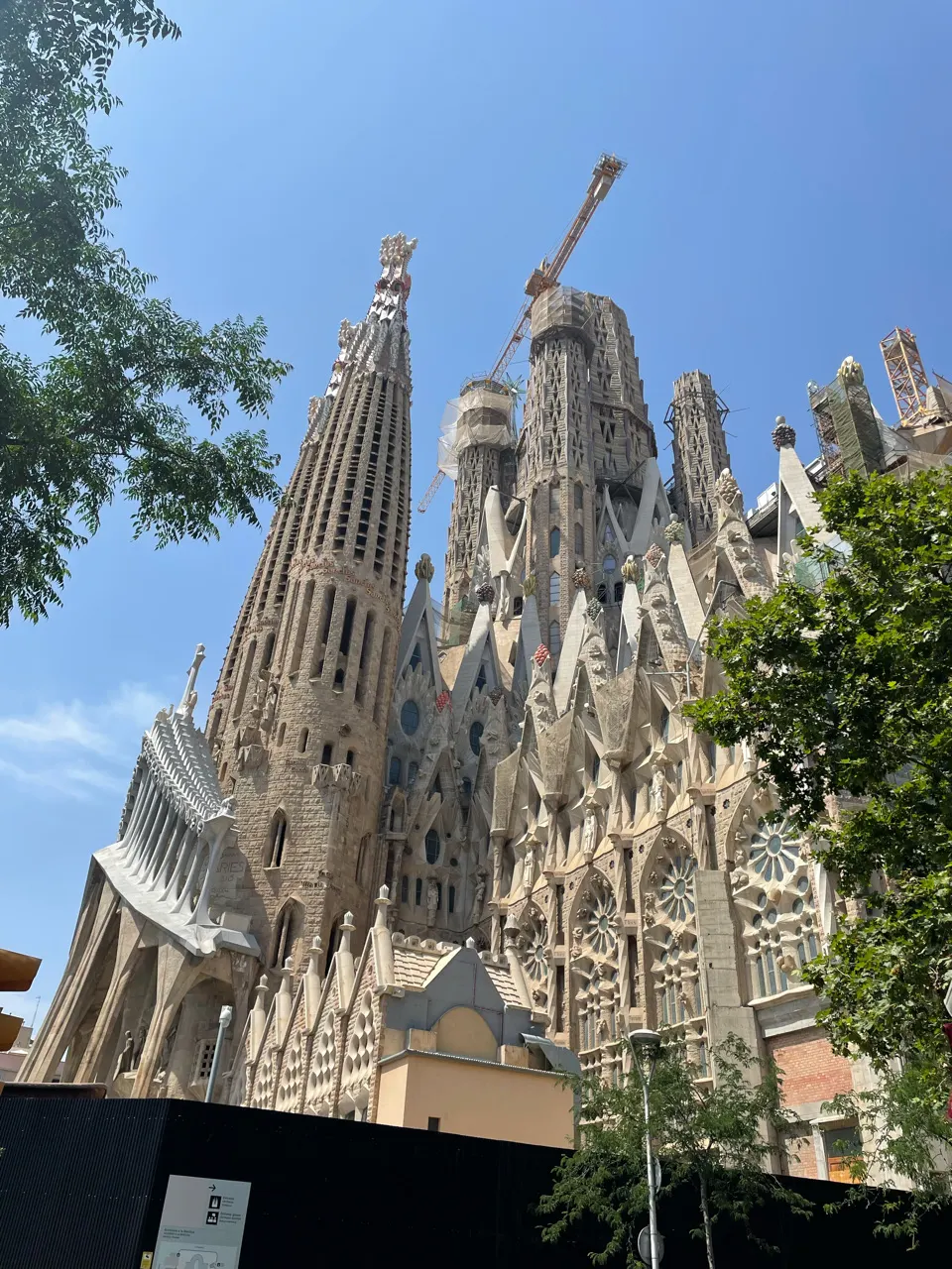De rijk versierde geboortegevel van de Sagrada Familia in Barcelona