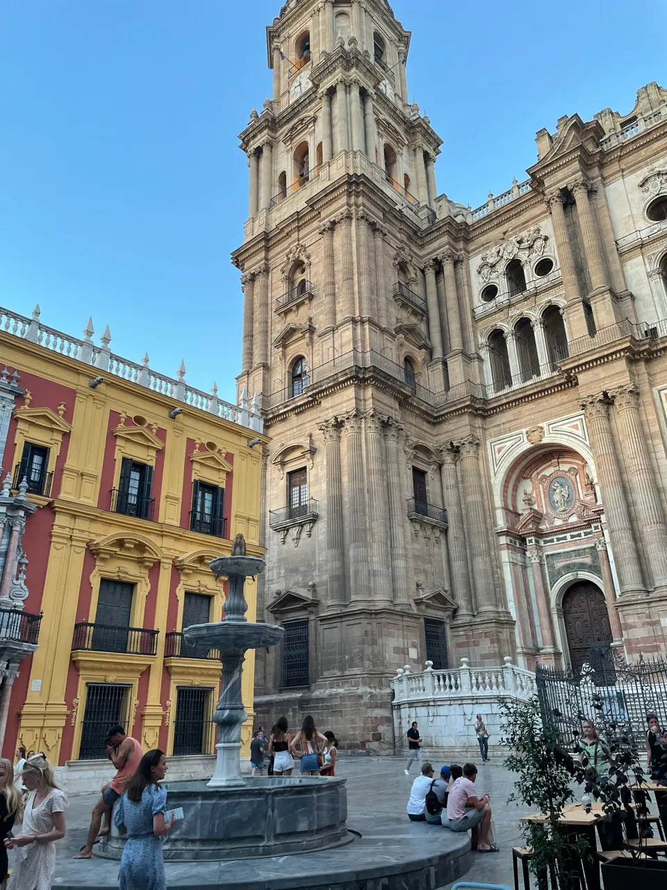 De kathedraal van Malaga en het Palacio Episcopal aan het plein