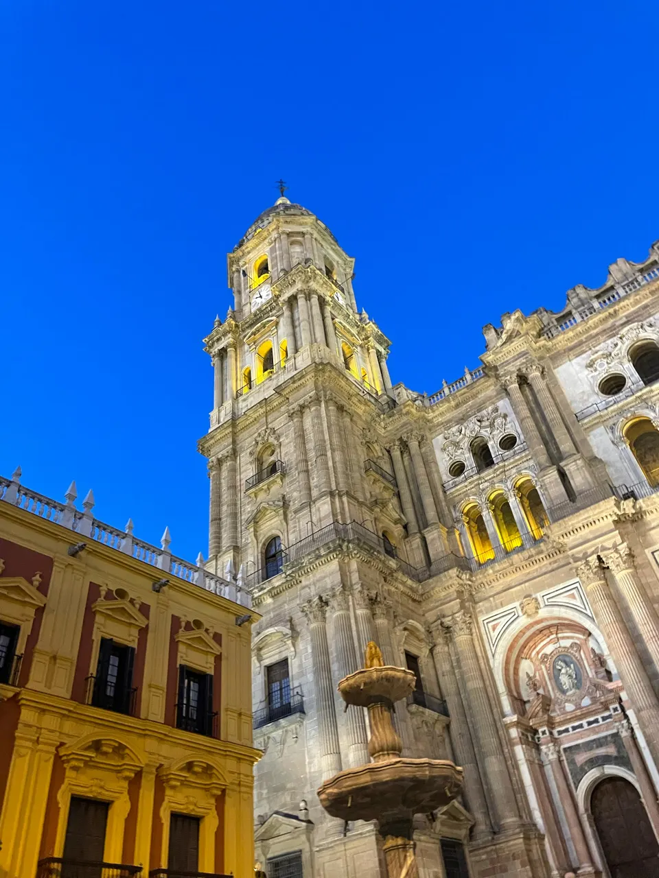 De kathedraal van Malaga gezien vanuit de tuinen met veel groen