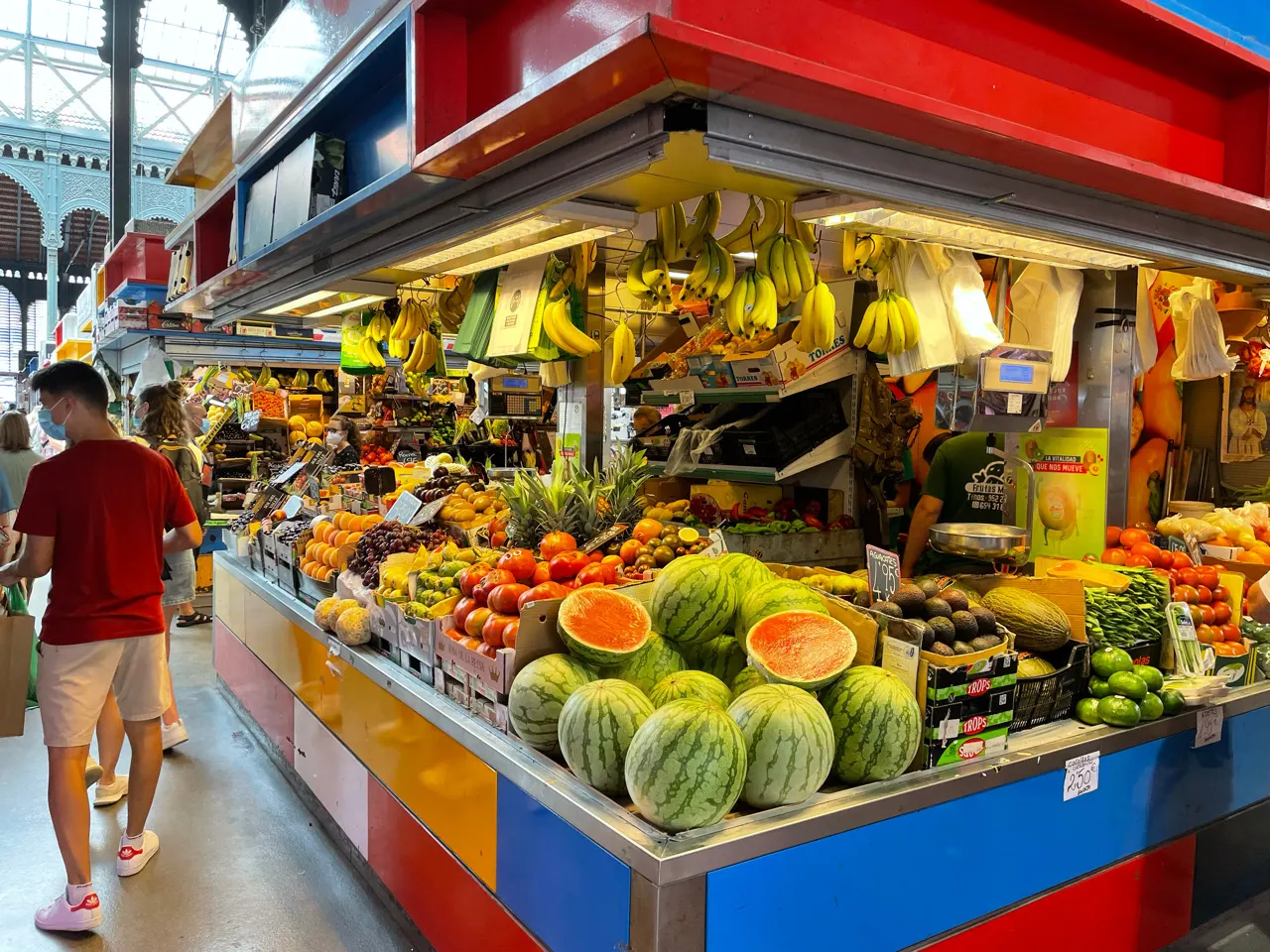 Een kleurrijke fruitkraam met watermeloenen in de Mercado Atarazanas in Malaga