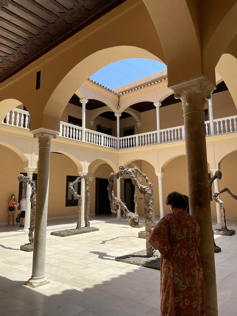 De binnenplaats met bogen en zuilen van het Picasso Museum in Malaga