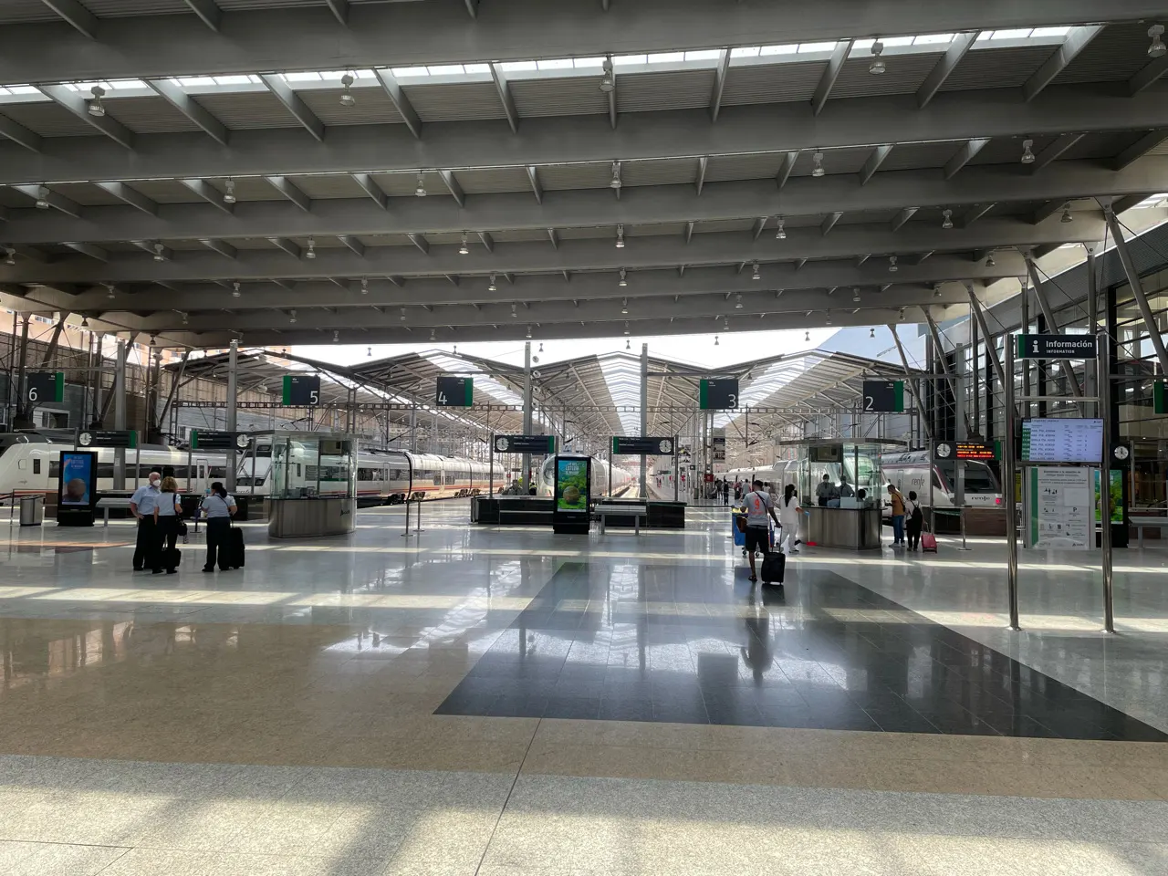 De grote overkapping van het treinstation Maria Zambrano in Malaga