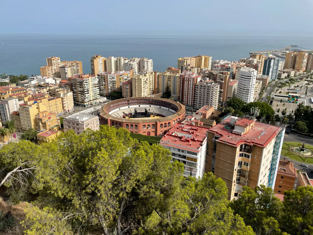 Uitzicht van bovenaf op de ronde stierenvechtarena La Malagueta in Malaga