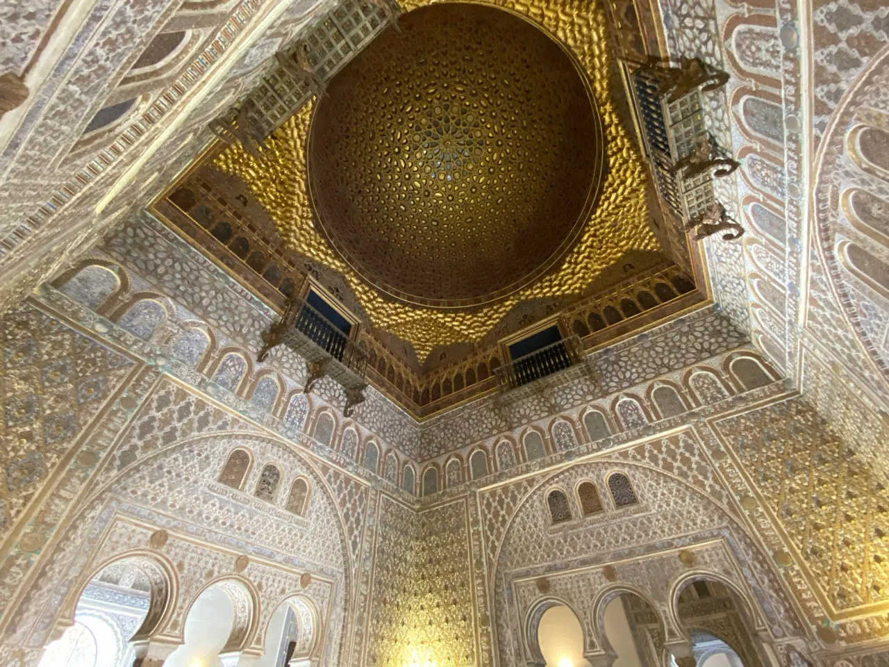 De gouden koepel van de Ambassadeurszaal in het Alcázar van Sevilla