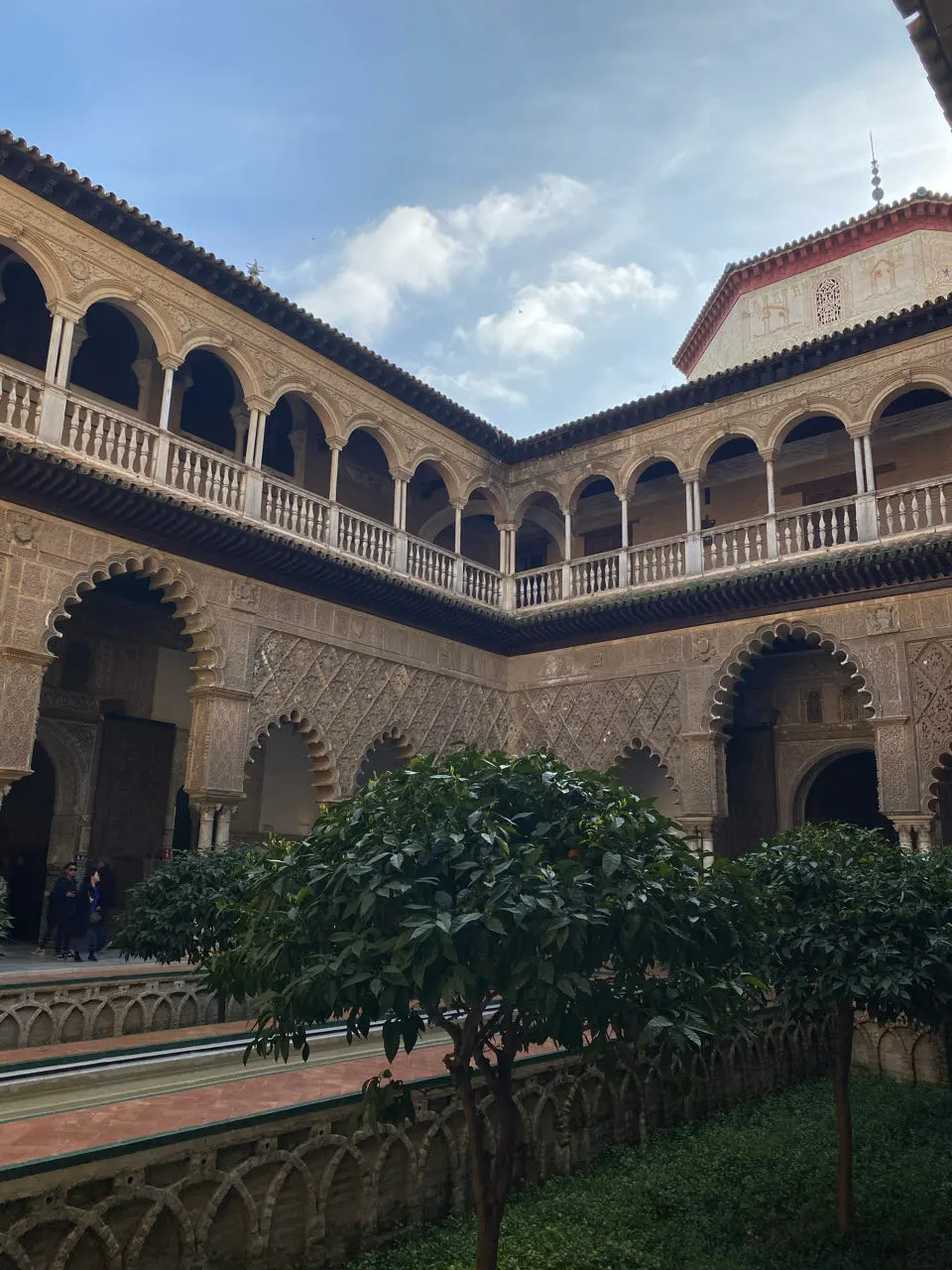 De Patio de las Doncellas met sierlijke bogen in het Alcázar van Sevilla
