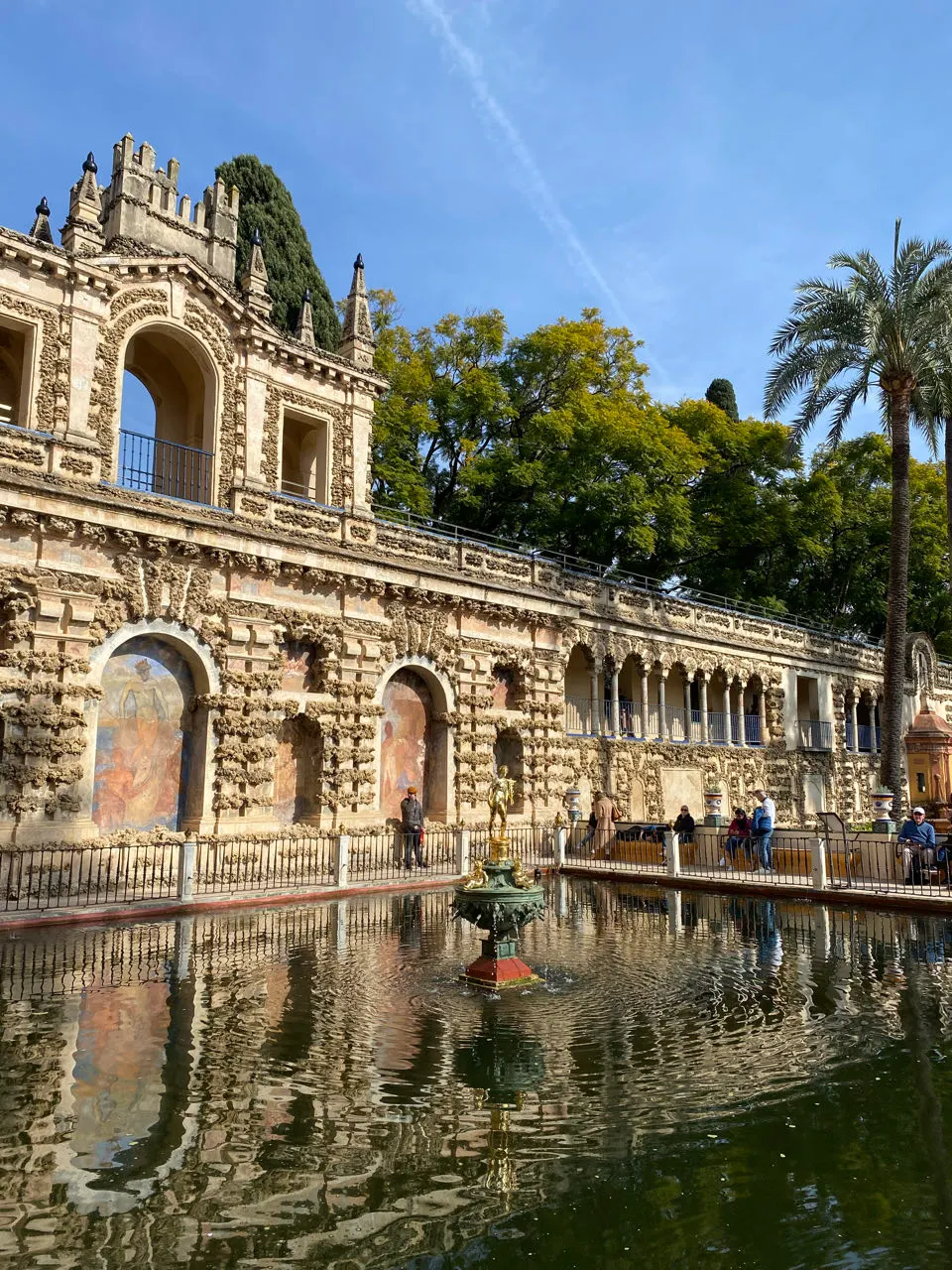 De tuinen van het Alcázar met een vijver en fontein in Sevilla