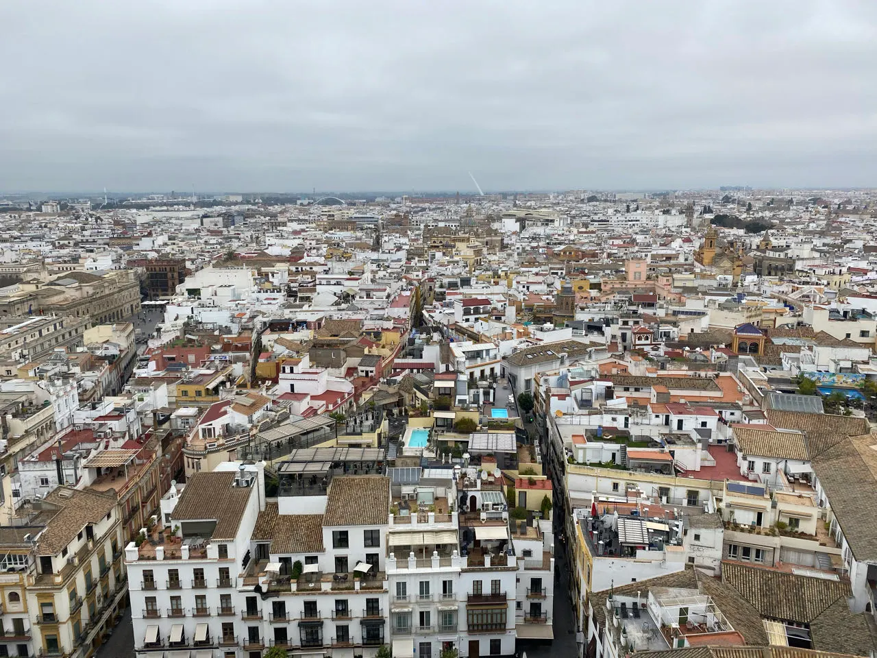 Het hoge gotische plafond in de kathedraal van Sevilla