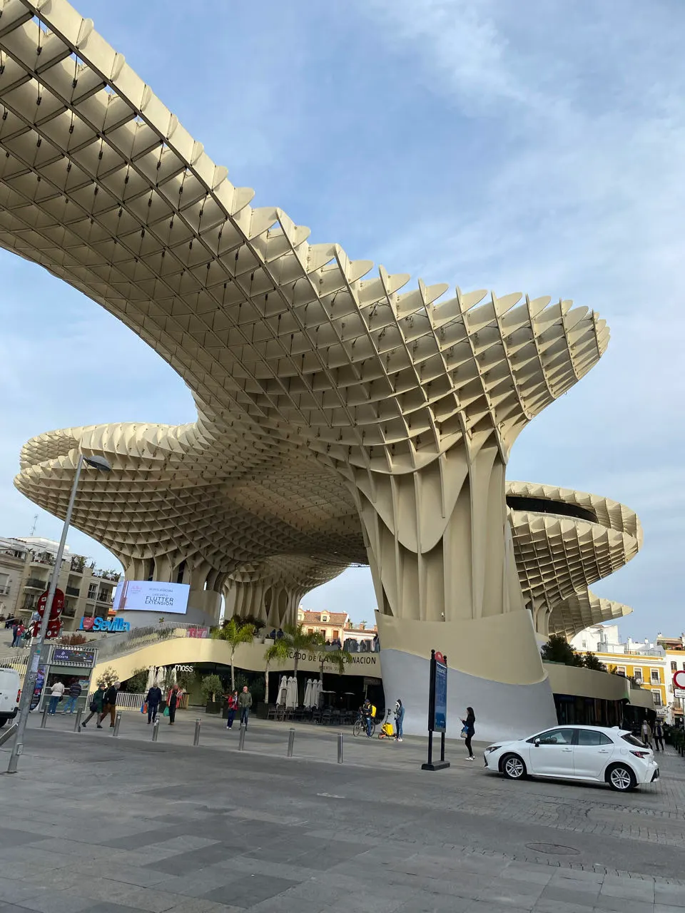 De houten Metropol Parasol, ook wel de Setas de Sevilla, tegen een blauwe lucht