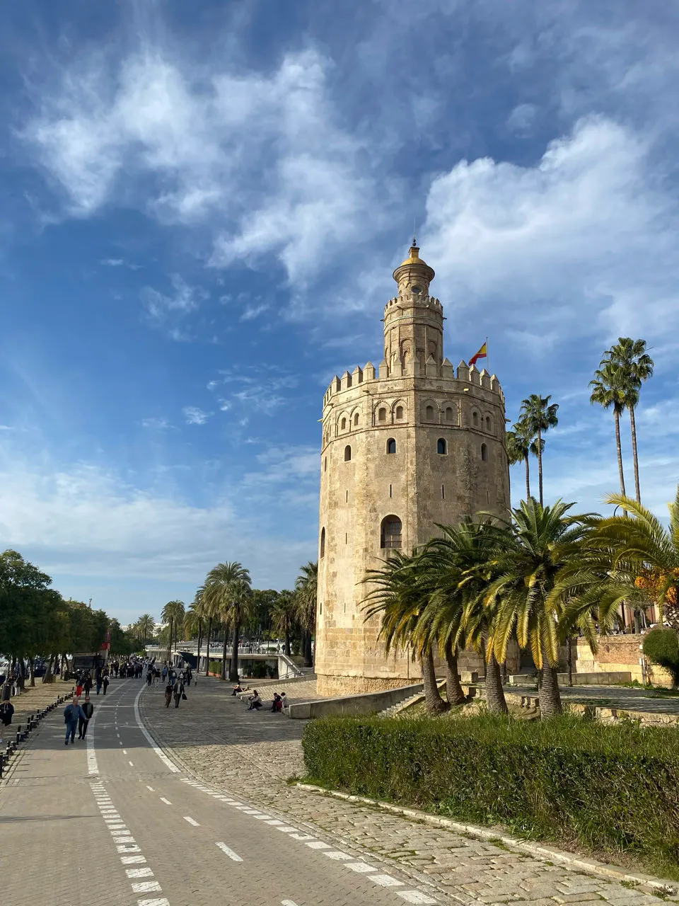 De Torre del Oro aan de Guadalquivir in Sevilla met palmbomen