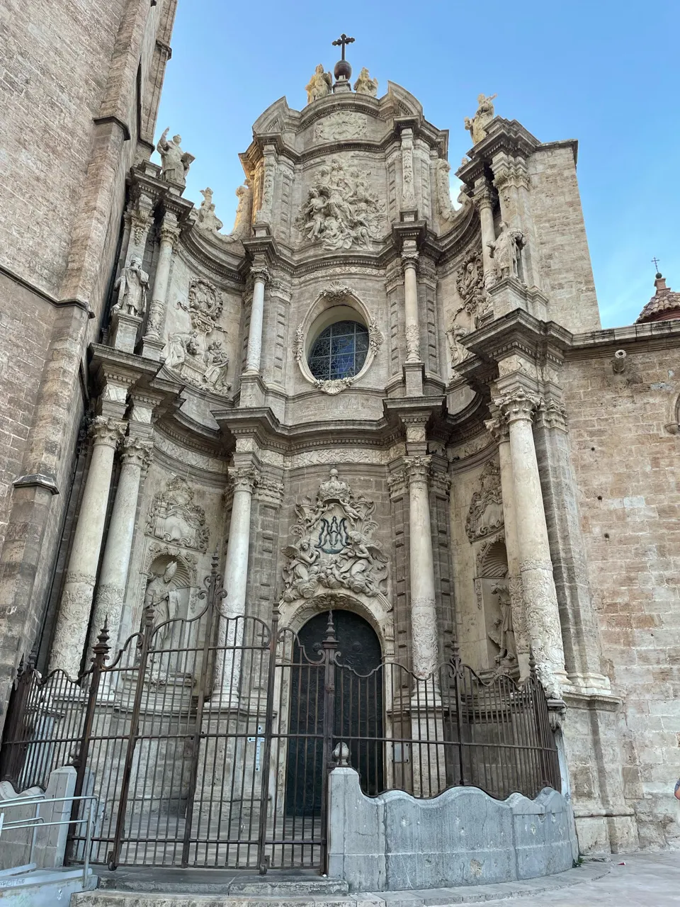 De barokke voorgevel van de kathedraal van Valencia
