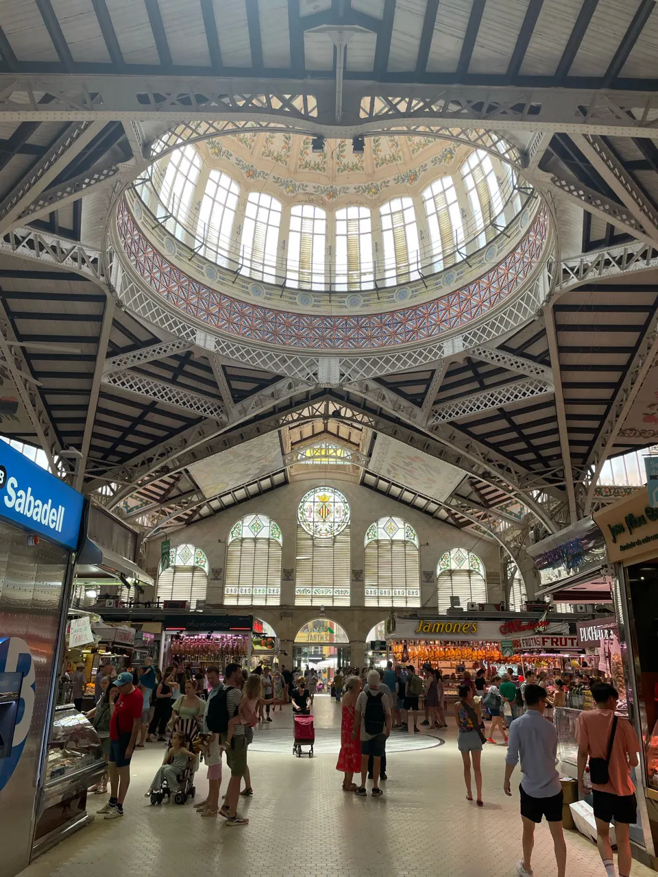 Het glas-in-lood en de koepel in de Mercado Central van Valencia