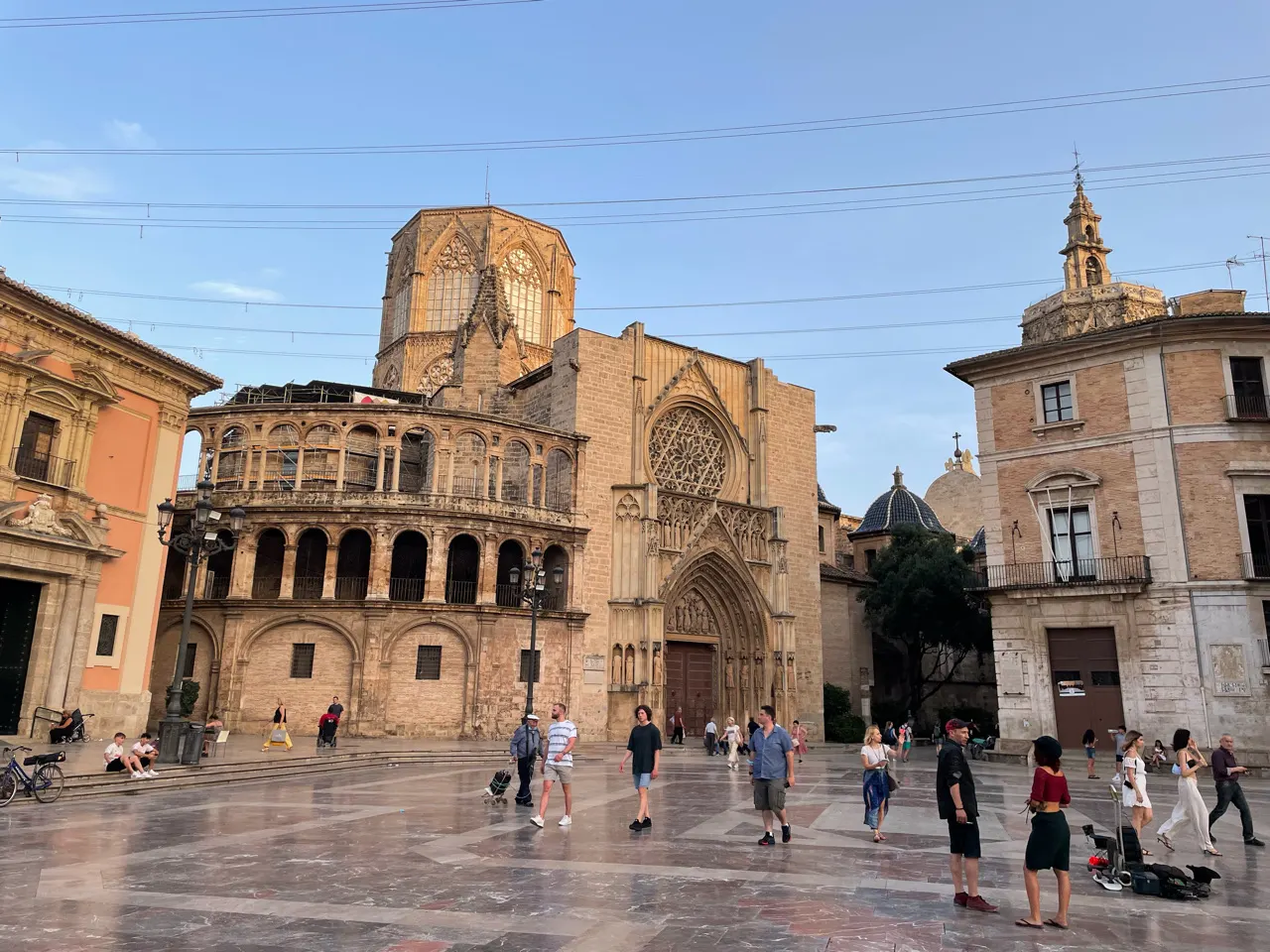 Het Plaza de la Virgen in Valencia met de kathedraal en basiliek in het avondlicht