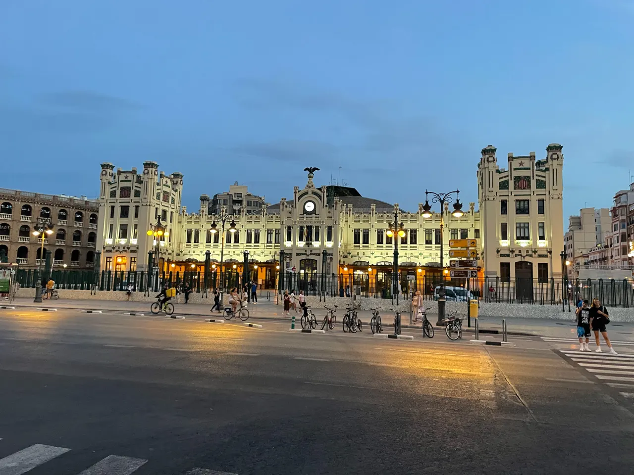 Het verlichte Plaza del Ayuntamiento in Valencia in de avond