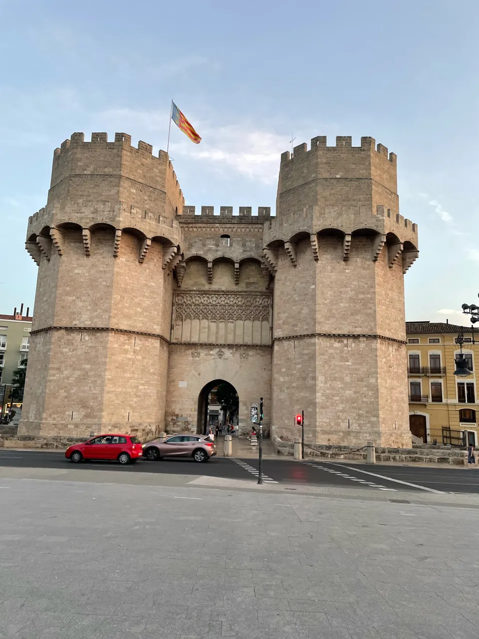 De Torres de Serranos, een oude stadspoort met twee torens in Valencia
