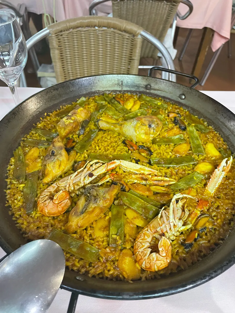 Een pan met verse paella met garnalen, gamba's en groenten in Valencia