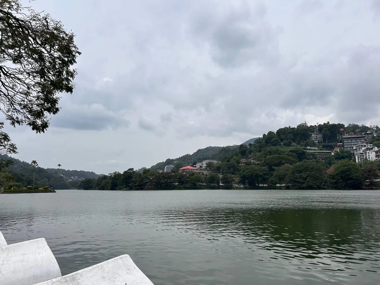 Het meer van Kandy met de groene heuvels op de achtergrond