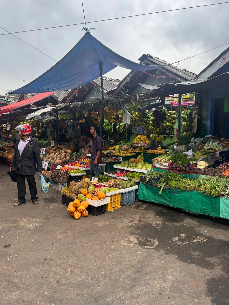 Kraampjes met groente en fruit op de markt van Kandy
