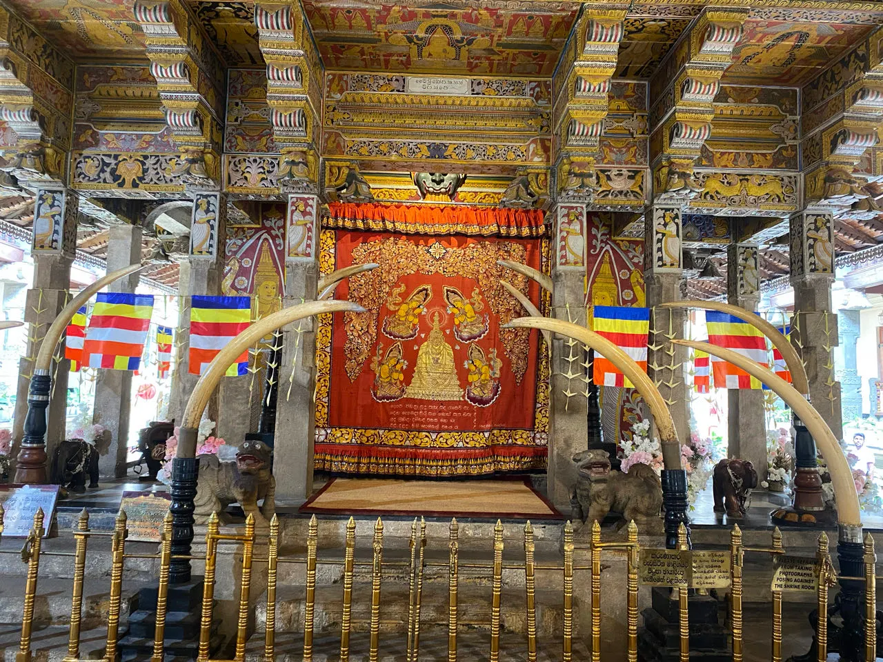 Het rijk versierde interieur van de Tempel van de Tand met ivoren slagtanden