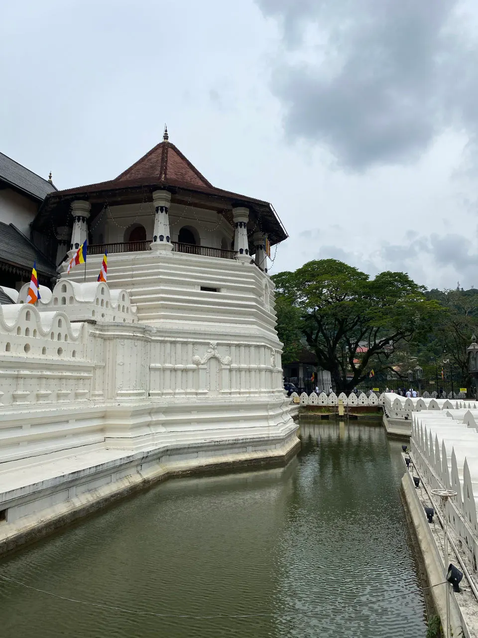 De witte Tempel van de Tand aan het water in Kandy op Sri Lanka