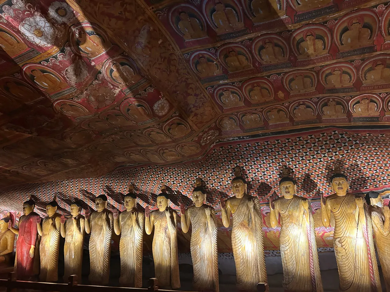 Grote liggende gouden Boeddha in een grot van de Dambulla-tempel