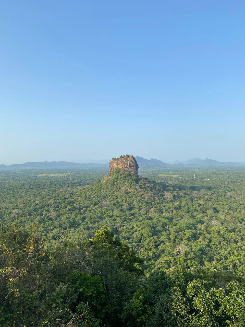 Uitzicht op de rots van Sigiriya vanaf de Pidurangala Rock
