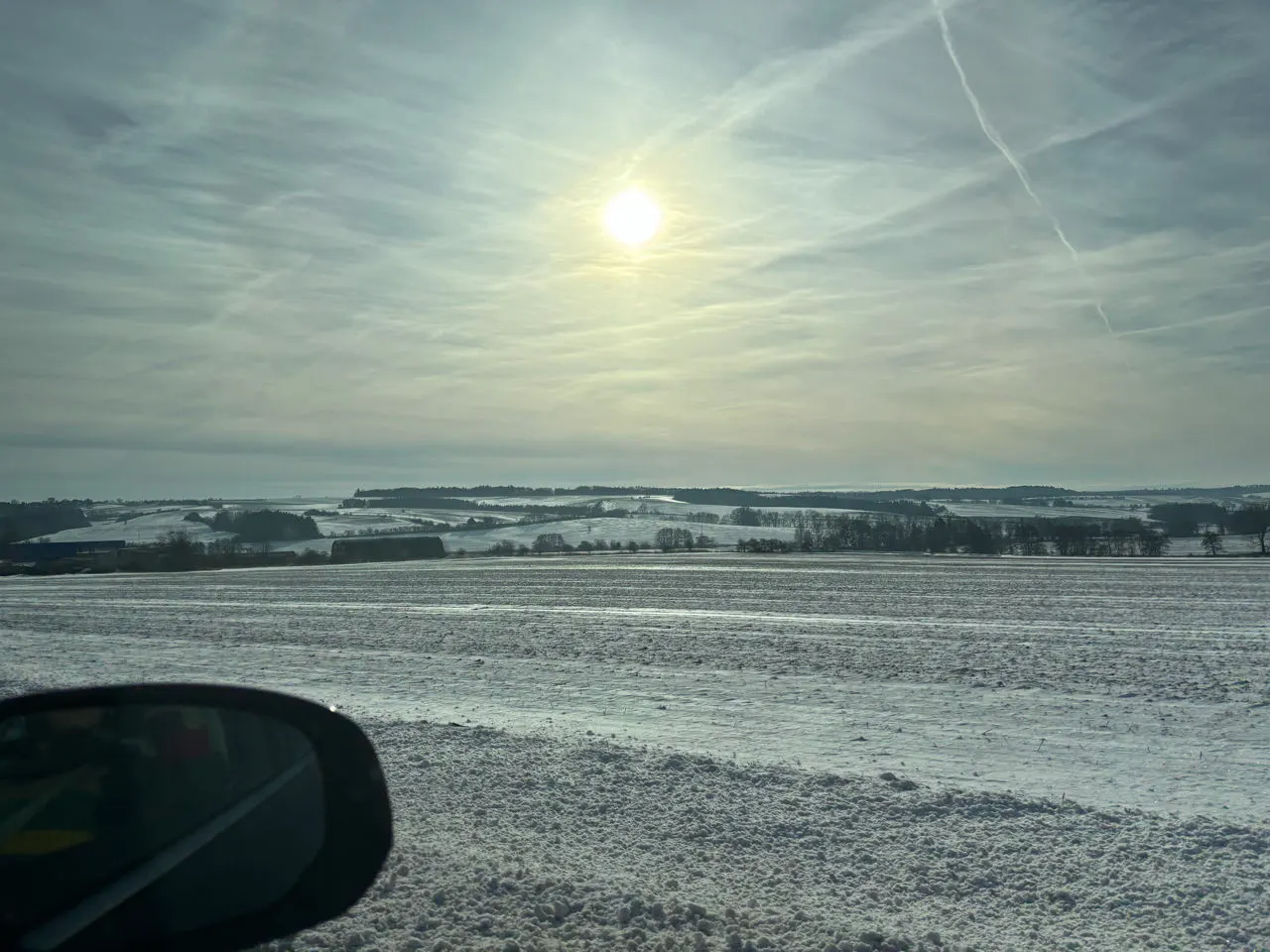 Besneeuwd Tsjechisch platteland met een lage winterzon