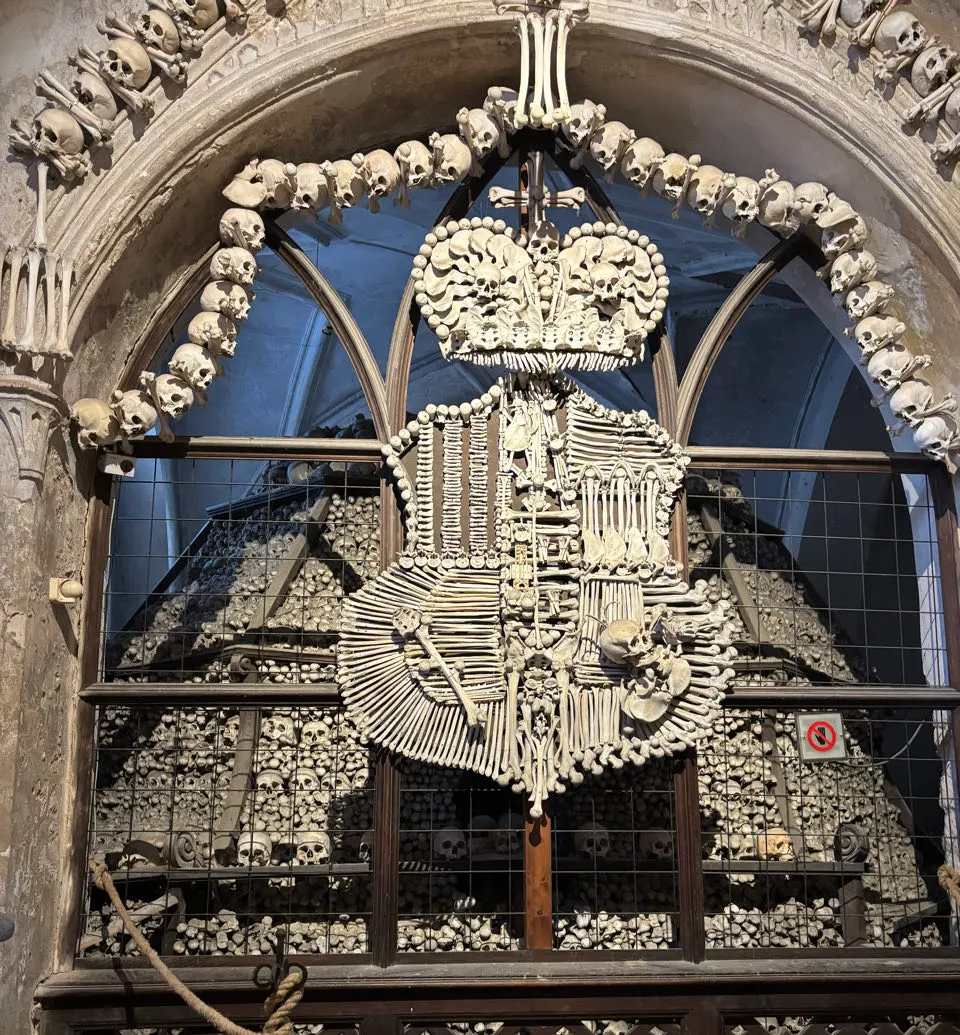 Een wapenschild opgebouwd uit menselijke botten in het ossuarium van Sedlec