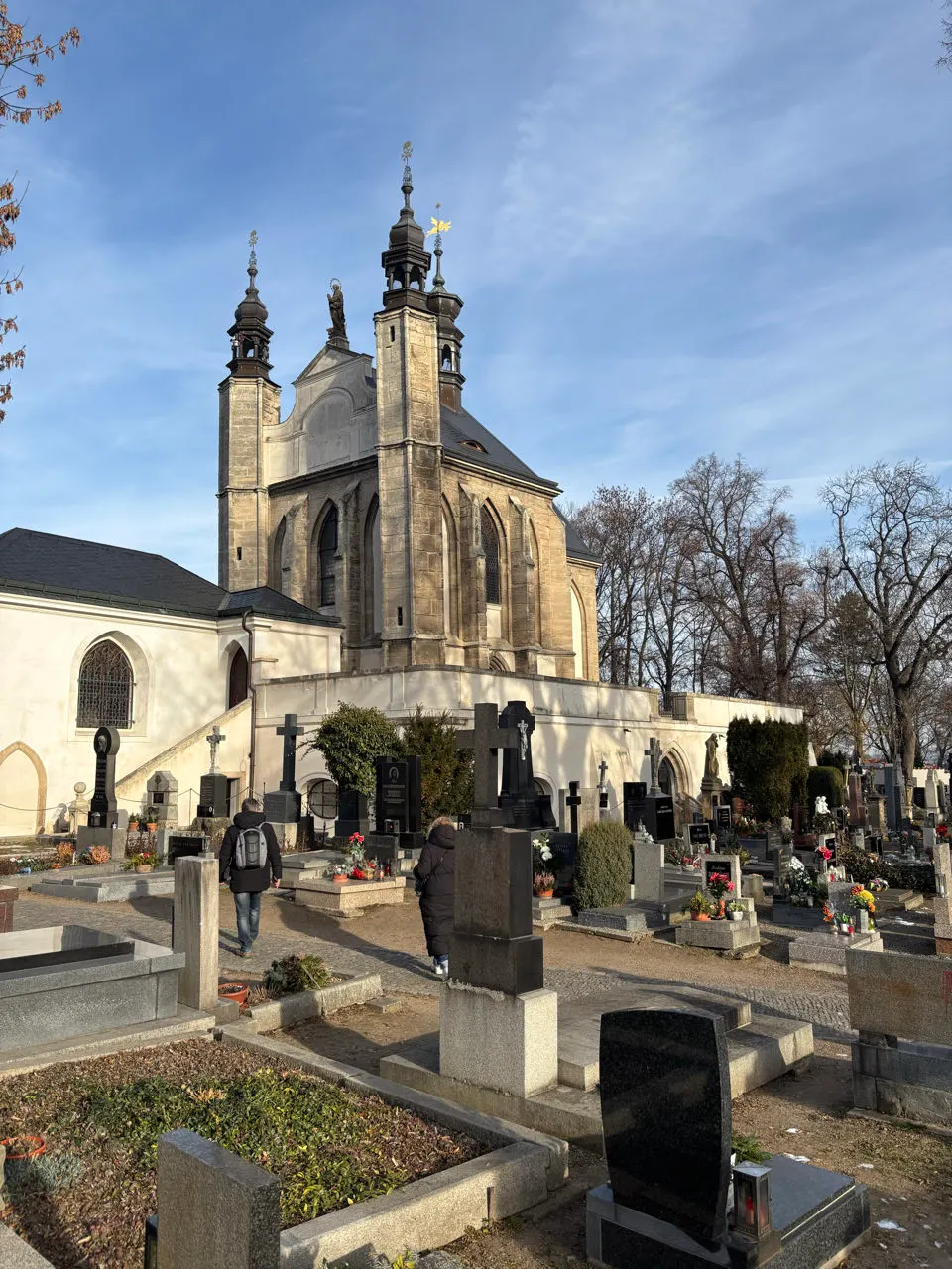 De buitenkant van de ossuariumkerk van Sedlec bij Kutná Hora met besneeuwd kerkhof