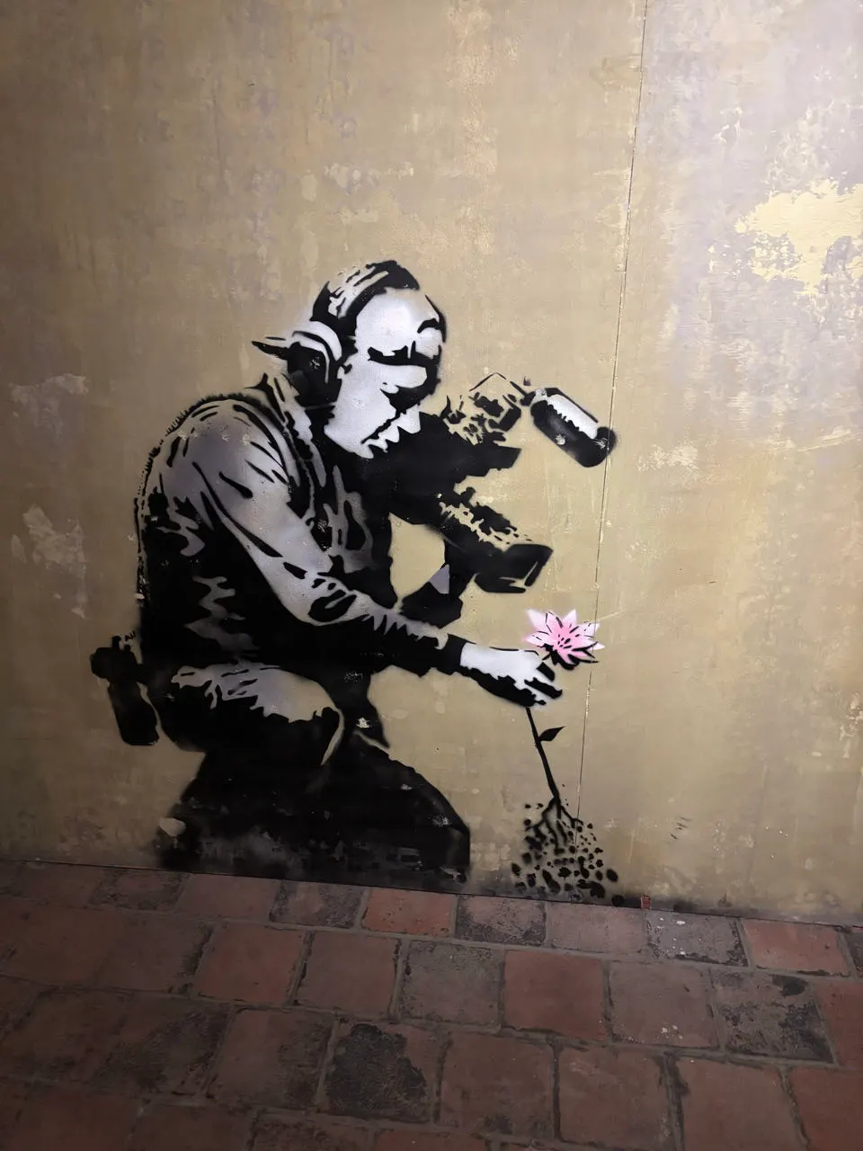 Een werk van straatkunstenaar Banksy in het Banksy-museum in Praag