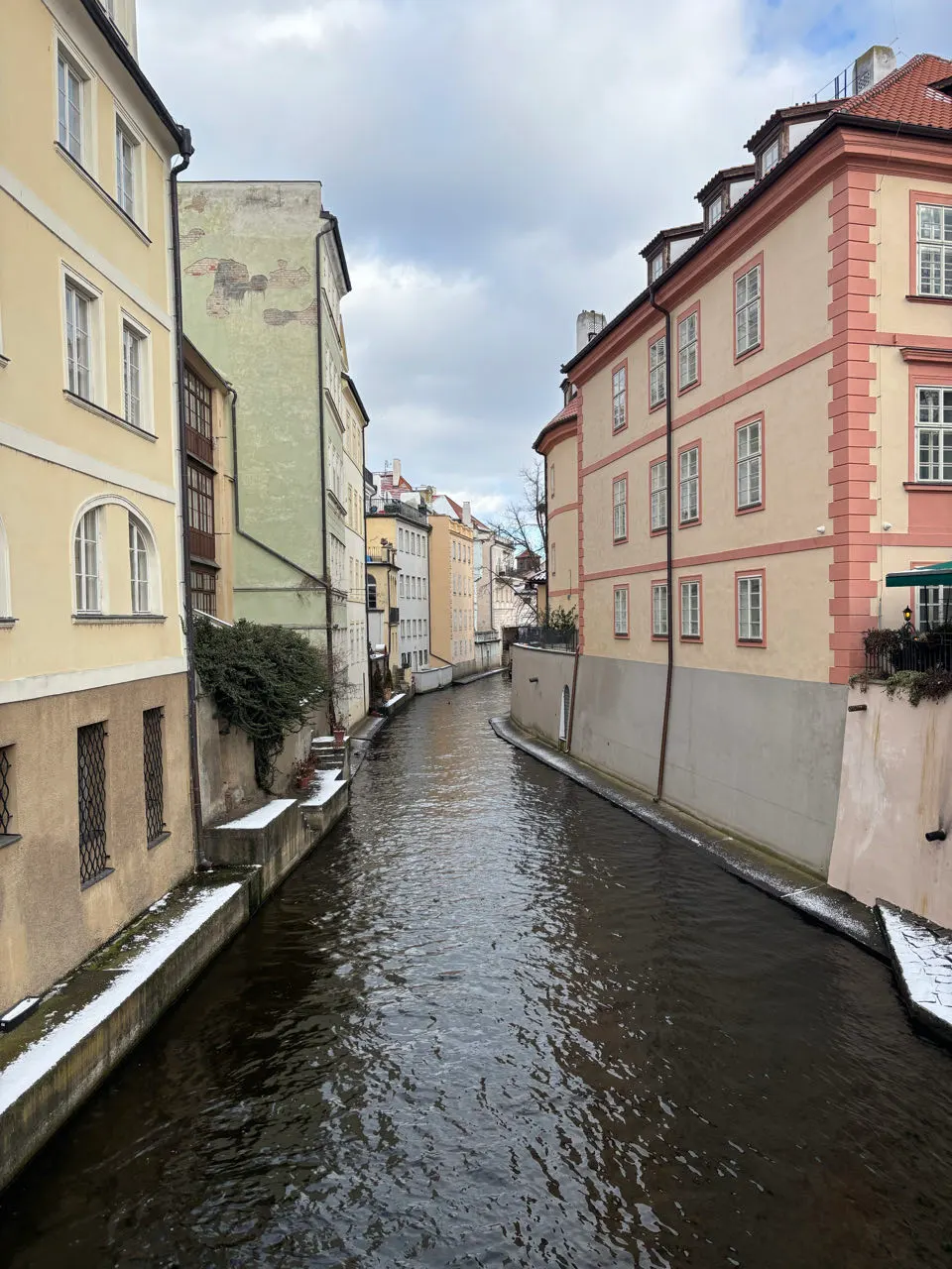Het smalle Čertovka-kanaal tussen de huizen in Malá Strana in Praag