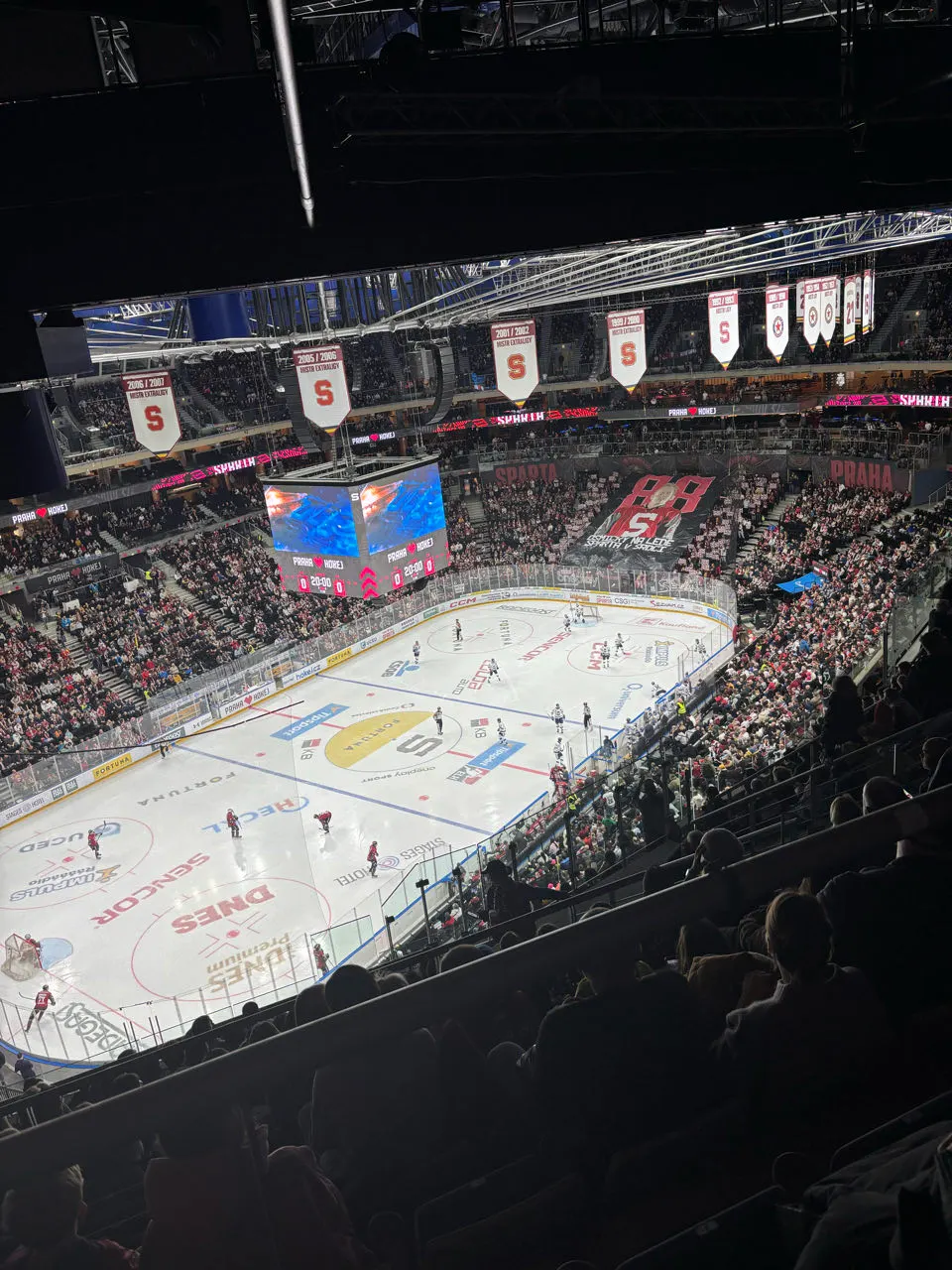 Een ijshockeywedstrijd van Sparta Praag in een vol stadion