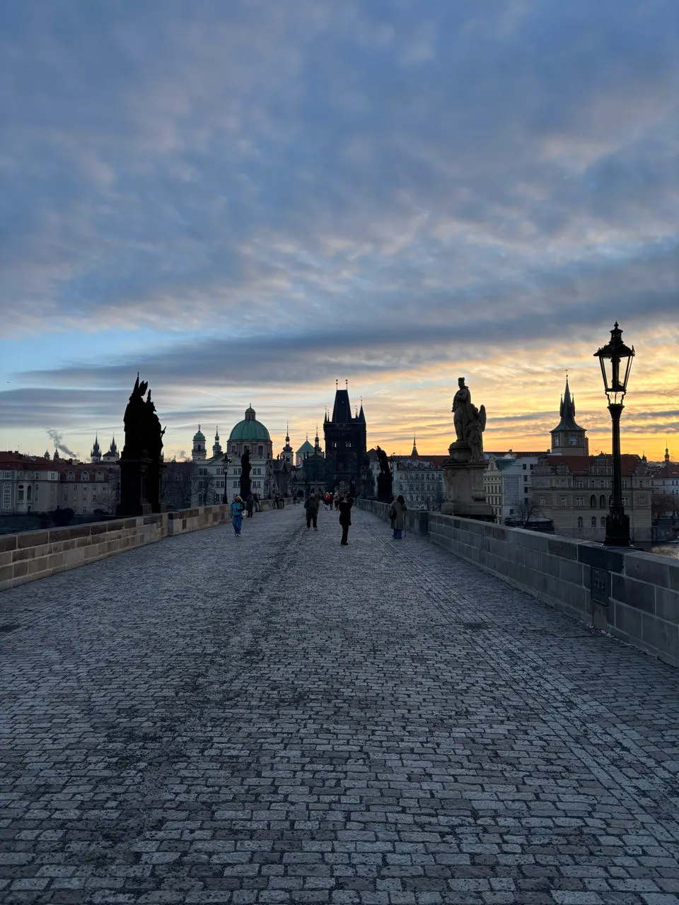 De Karelsbrug in Praag vroeg in de ochtend met weinig mensen