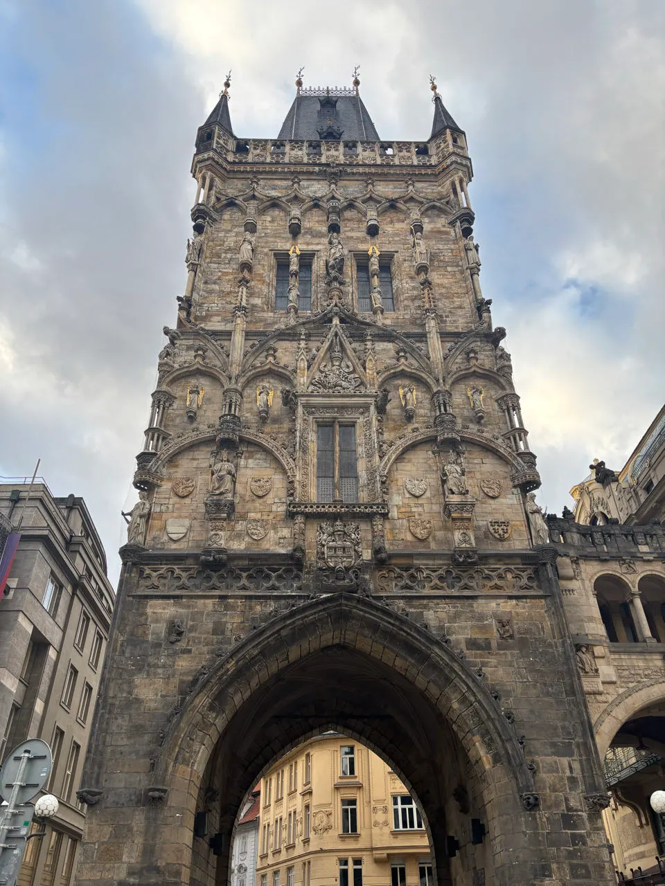 De gotische Kruittoren (Prašná brána) in het centrum van Praag