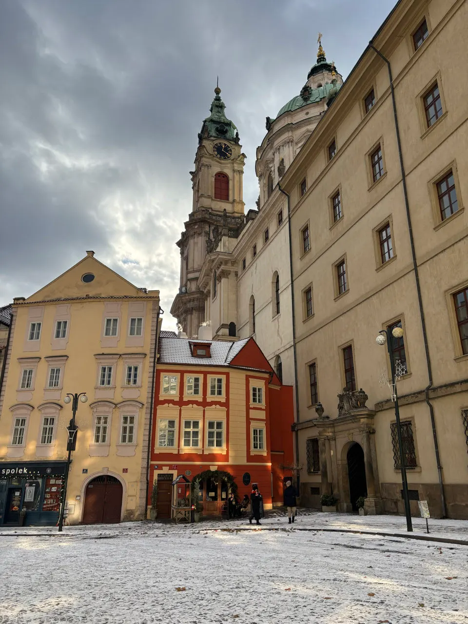 Kleurrijke gebouwen aan een plein in de wijk Malá Strana in Praag